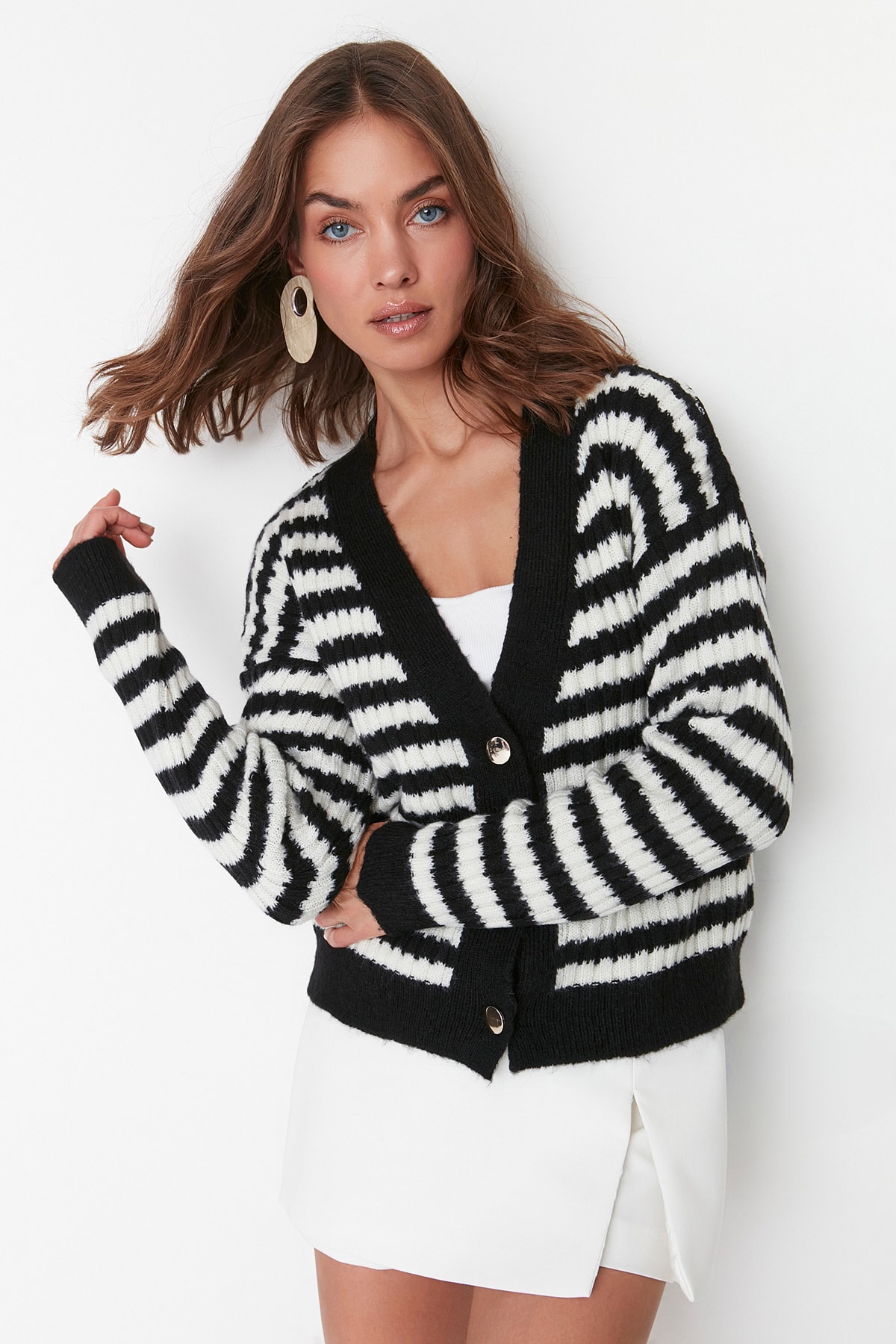 Levně Trendyol černý pruhovaný pruhovaný pletený svetr s měkkou texturou