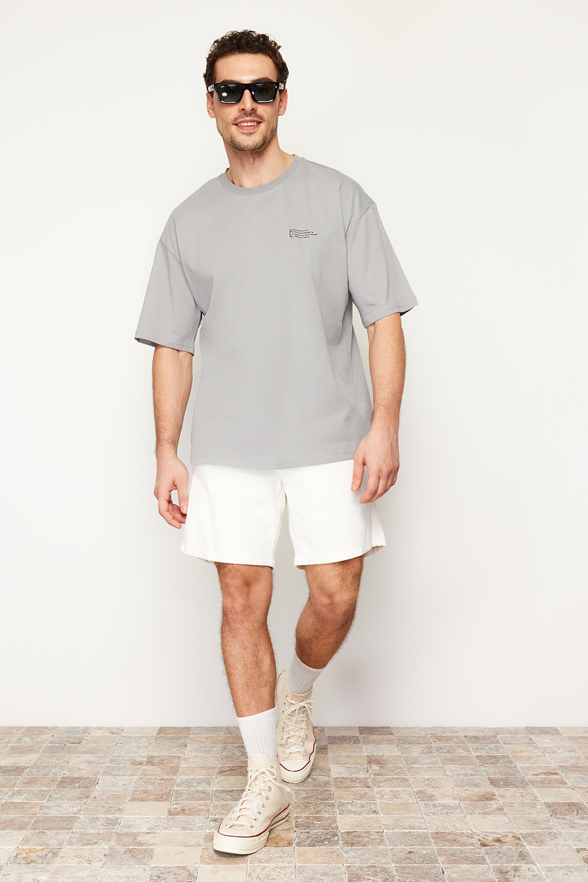 Levně Trendyol Gray Oversize 100% Cotton Crew Neck Minimal Text Printed T-Shirt
