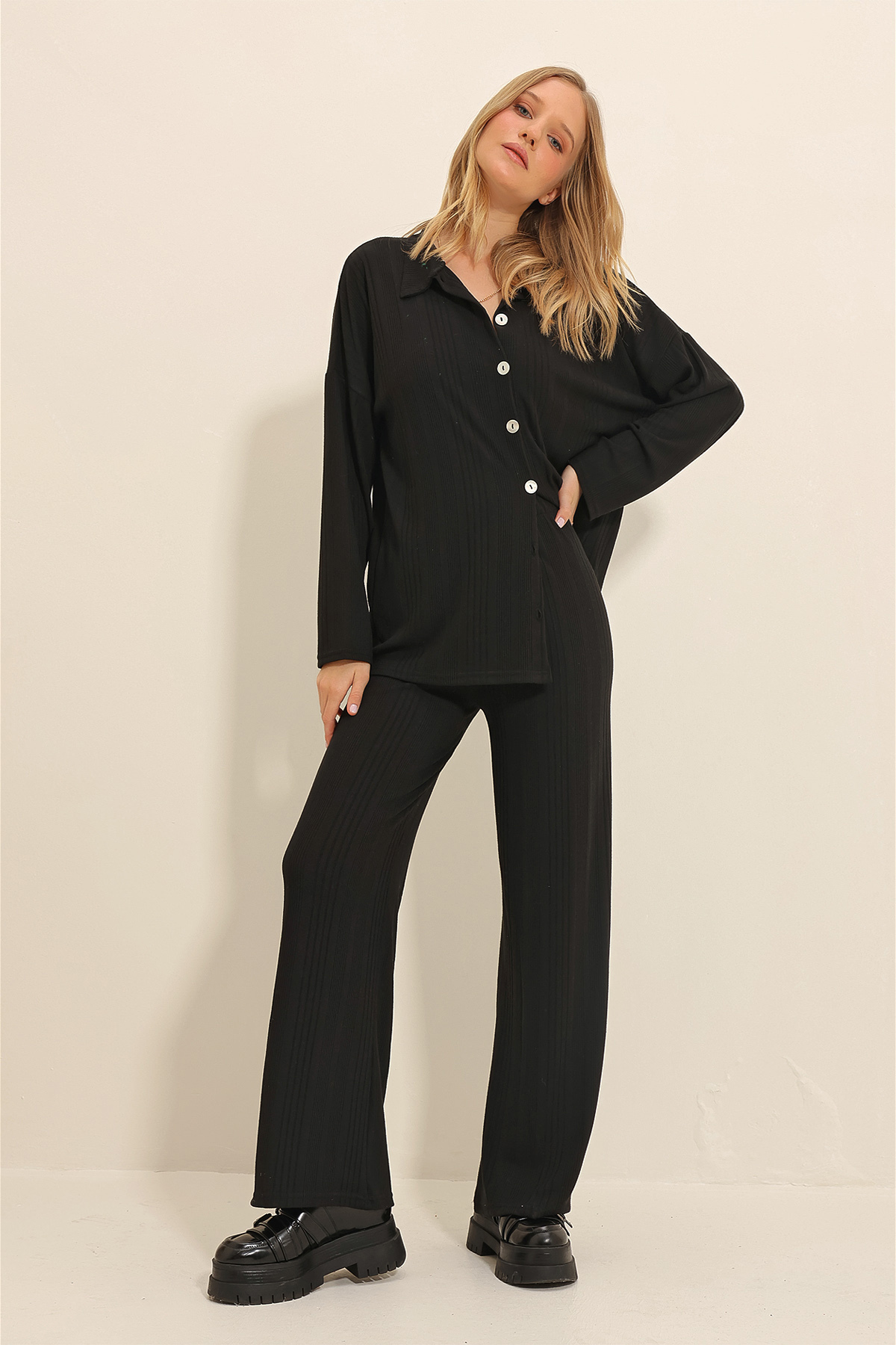 Trend Alaçatı Stili Women's Black Button-Front Knitwear Cardigan and Palazzo Trousers Double Suit