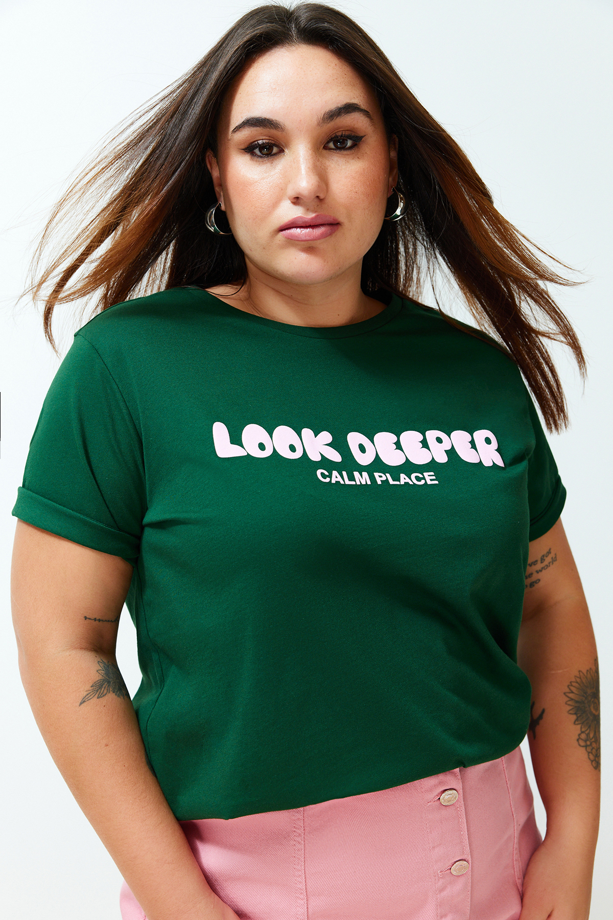 Levně Trendyol Curve Dark Green Slogan Printed Boyfriend Knitted T-shirt