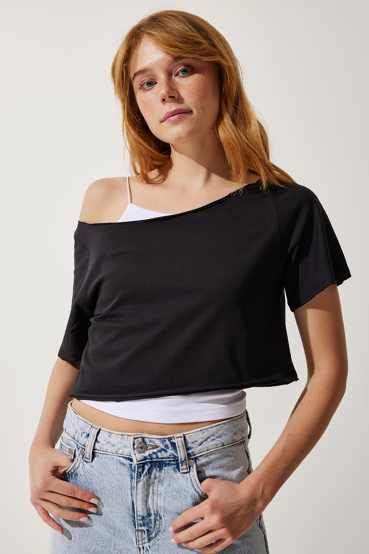 Happiness İstanbul Women's Black Boat Neck Basic Crop Knitted T-Shirt