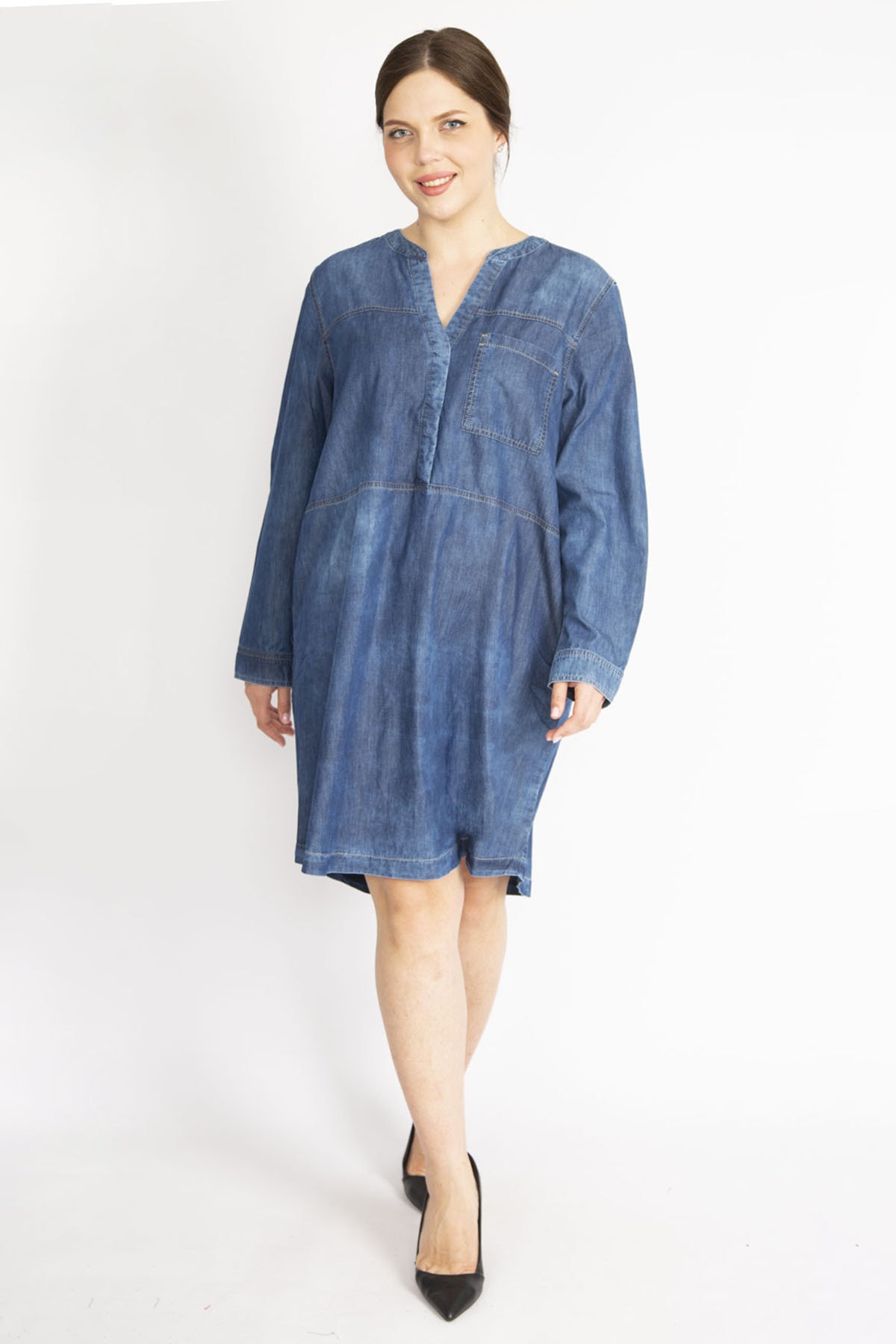 Levně Şans Women's Navy Blue Plus Size Wash Effect Front Pat and Snap Buttoned Denim Dress