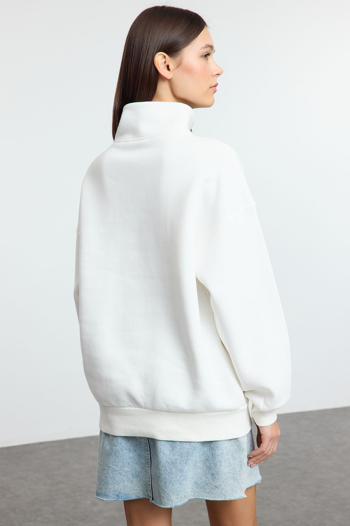 Trendyol White Oversize/Wide Pattern Slogan Embroidered Zippered Collar Knitted Sweatshirt