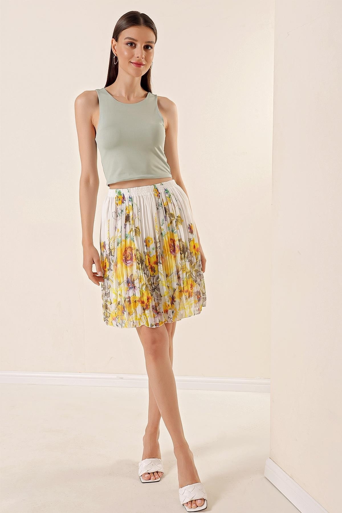 Levně By Saygı Elastic Waist Lined Large Flower Patterned Short Chiffon Skirt Yellow