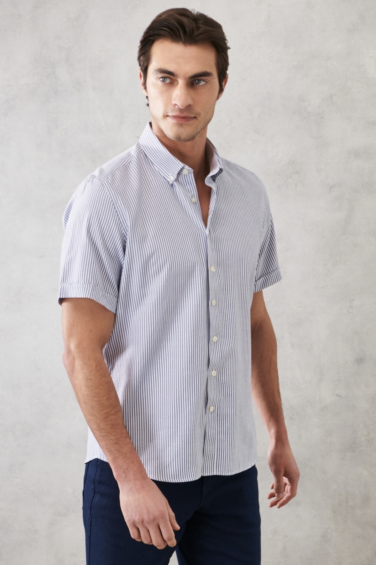 Levně ALTINYILDIZ CLASSICS Men's White-Navy Blue Slim Fit Slim Fit Button-down Collar Striped Shirt