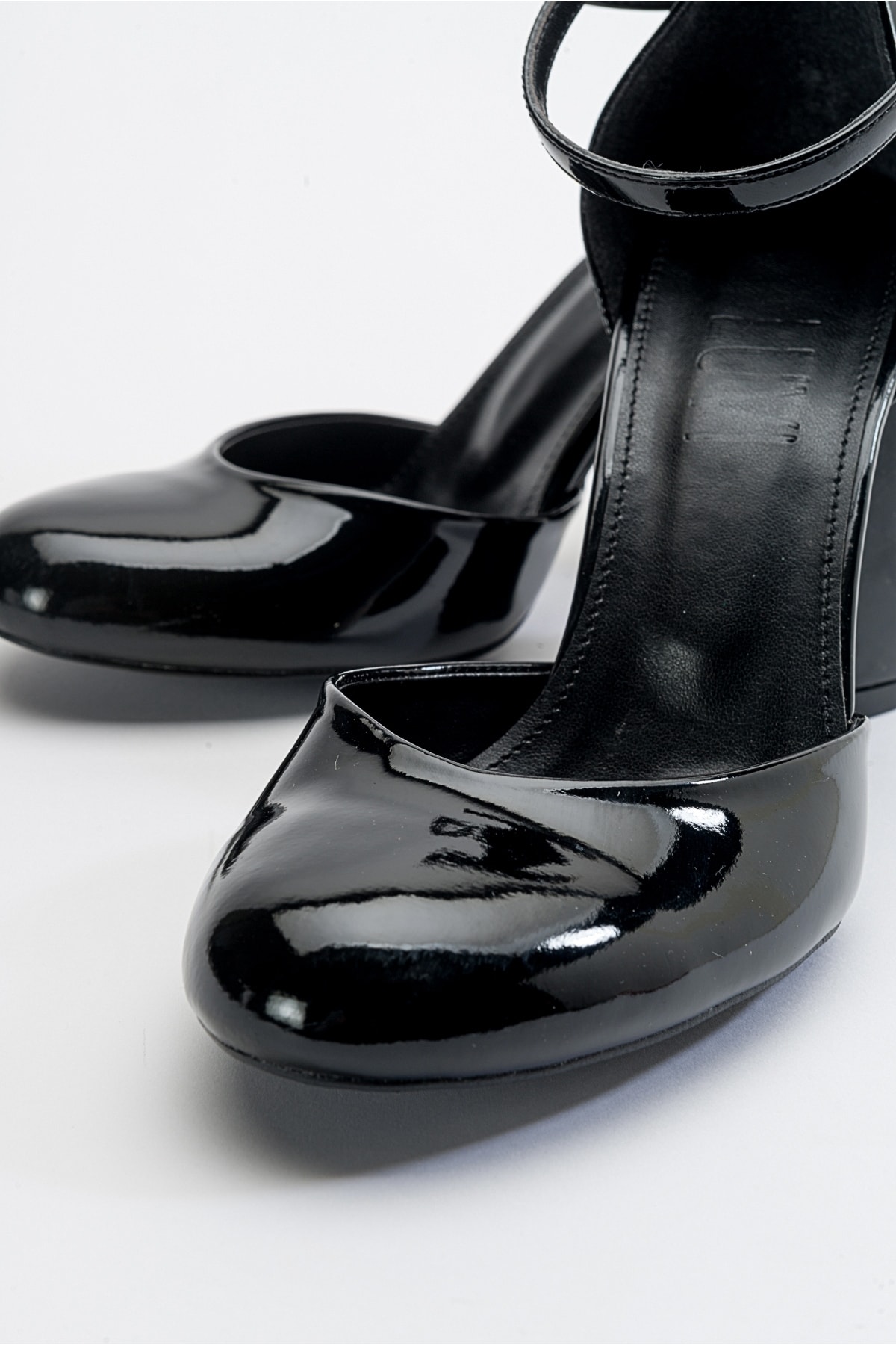 Pantofi cu toc negri din piele lăcuită LuviShoes Oslo