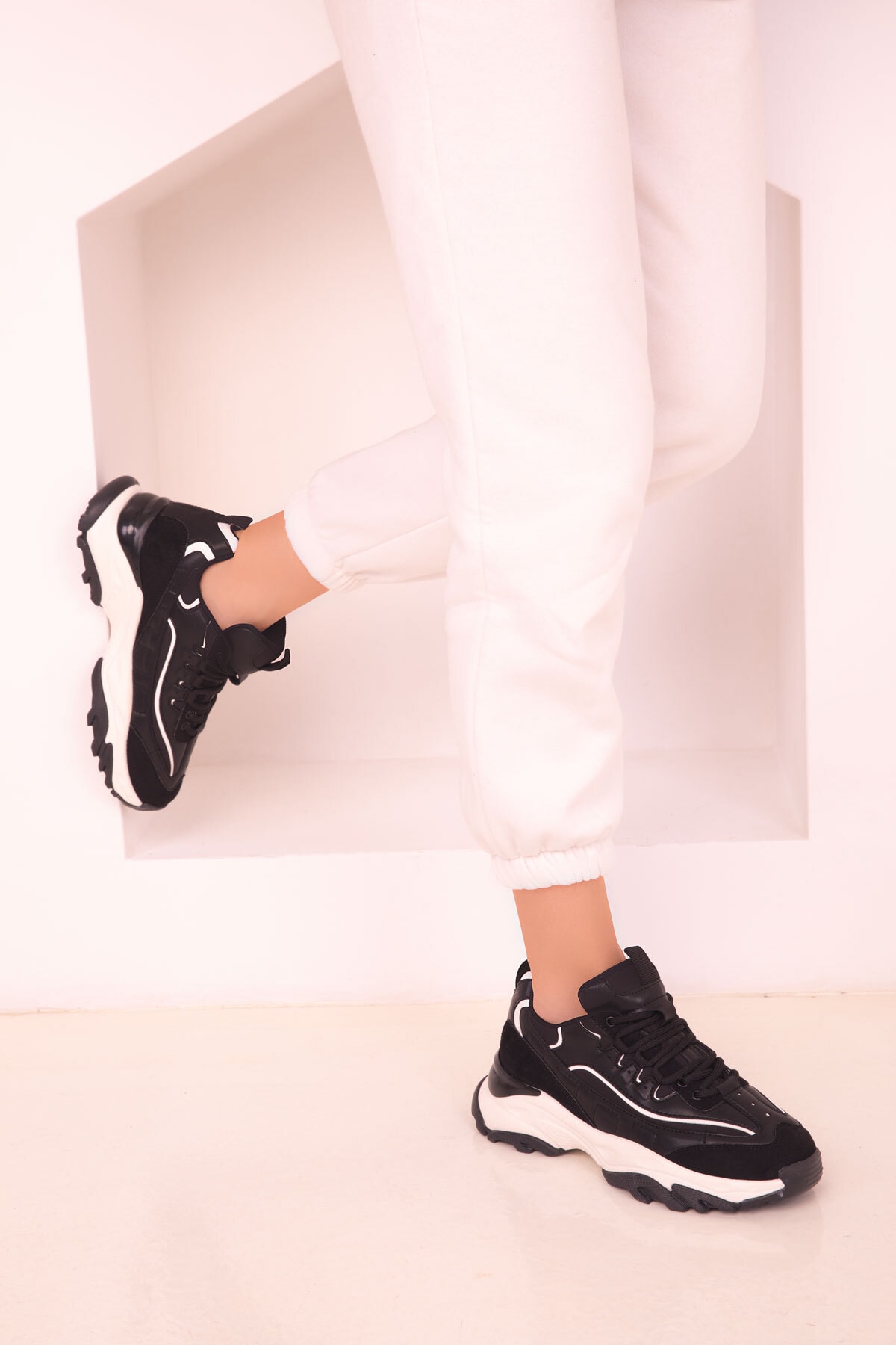 Soho Black And White Women's Sneakers 18110