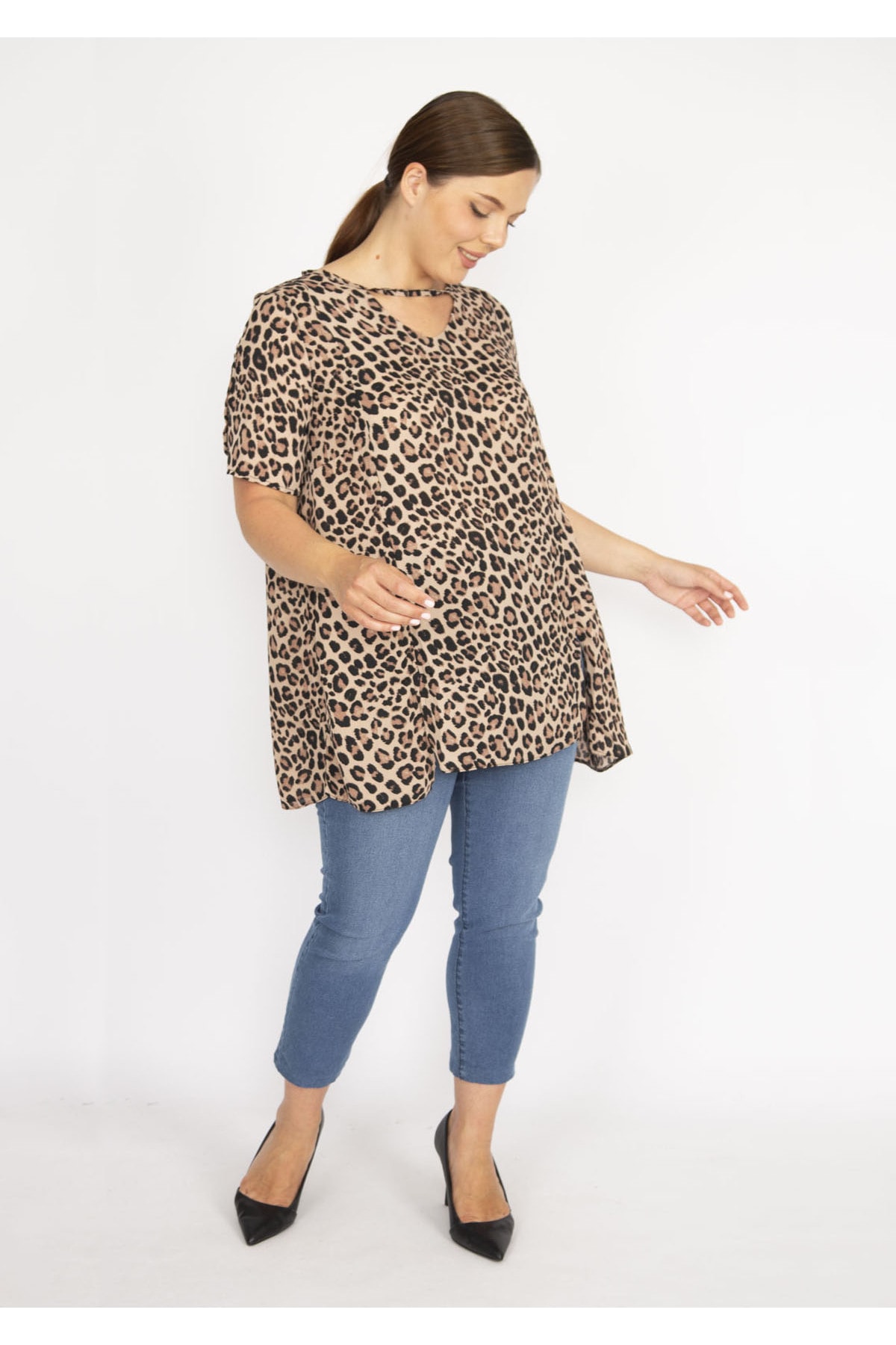 Levně Şans Women's Leo Plus Size Leopard Patterned Front Slit Blouse