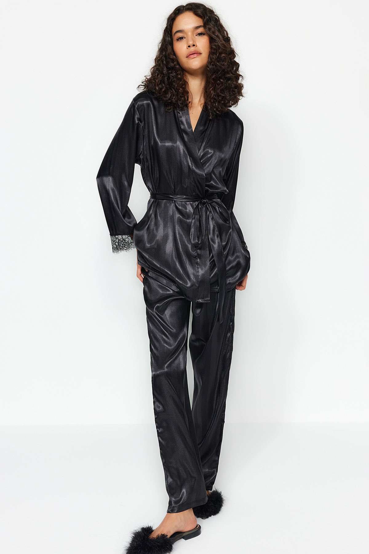 Levně Trendyol Black Premium Satin Lace and Tie Detail Woven Pajamas Set