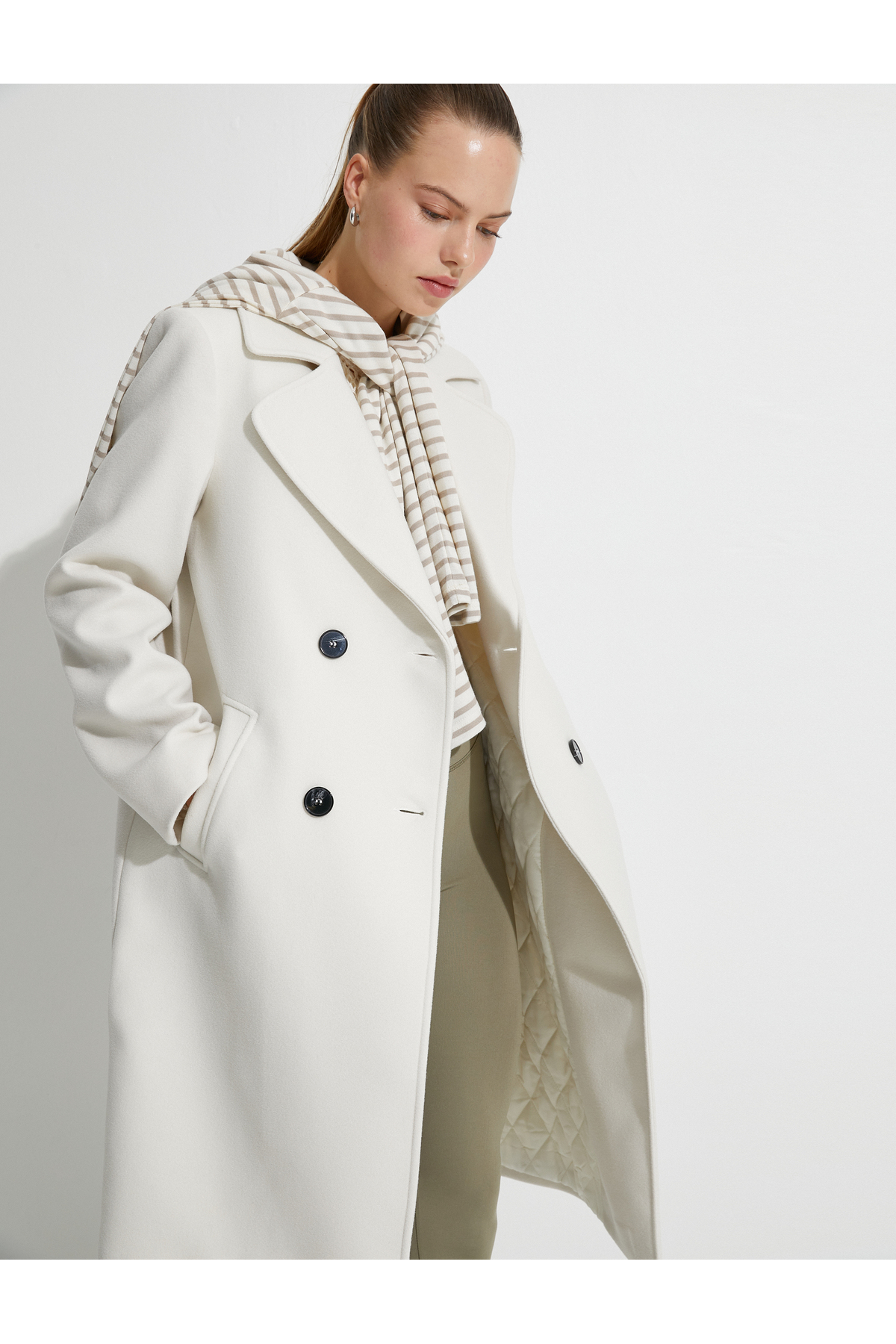 Koton dlhý oversize razený kabát, dvojradový, na gombíky s vreckom.
