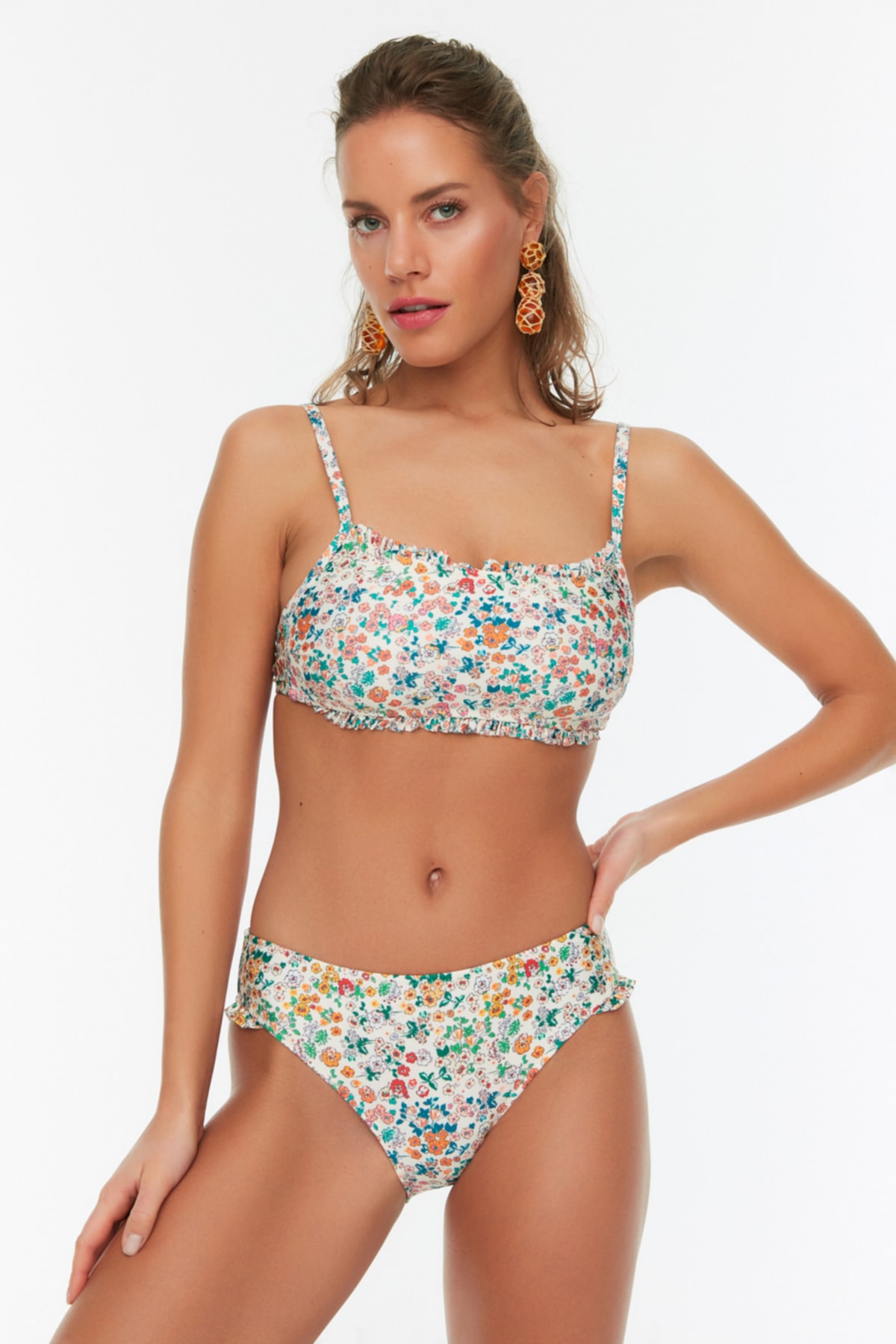 Trendyol Květinový Vzor Bralette S Volánky, Pravidelné Bikiny Na Nohavici