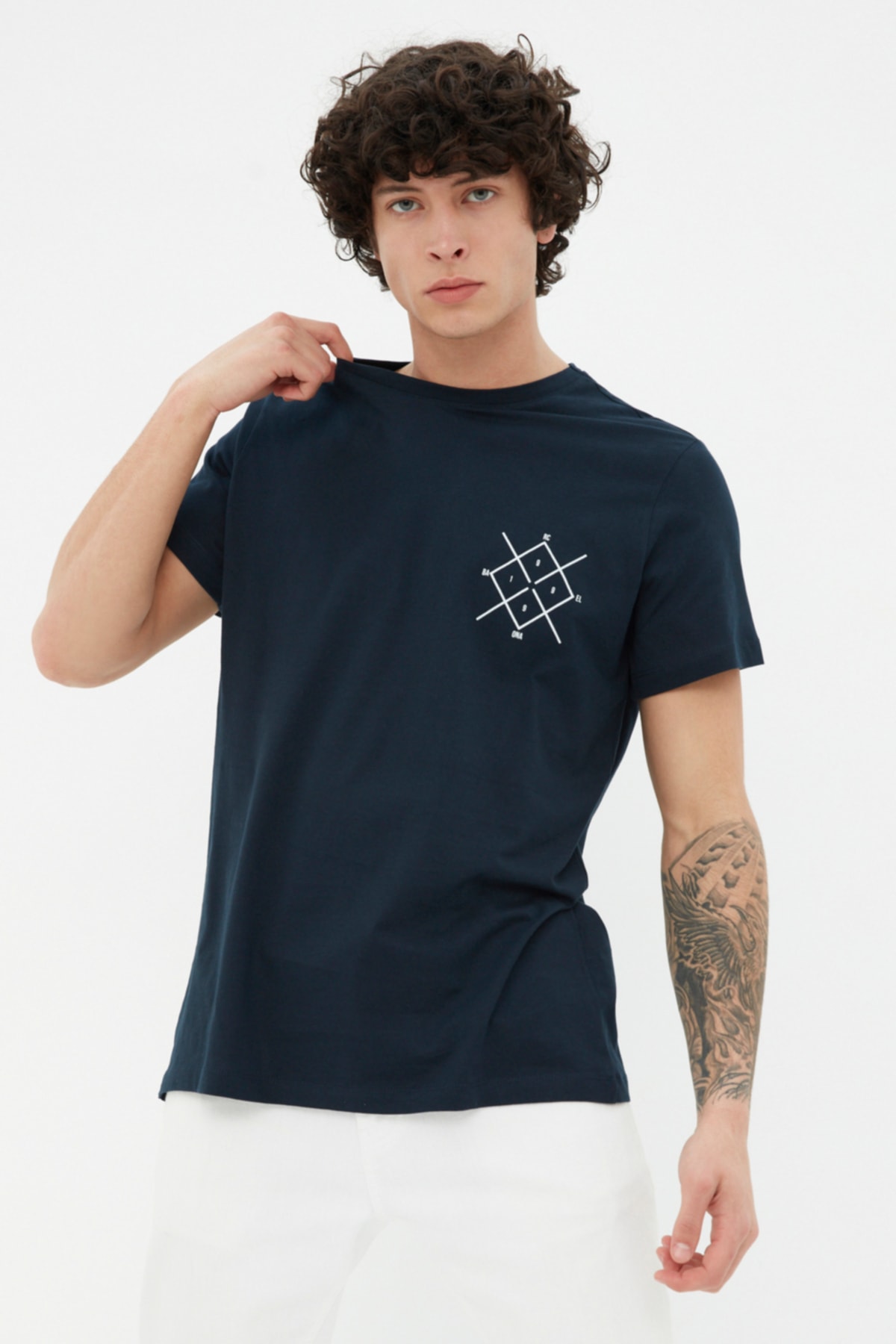 Trendyol Navy Blue pánske tričko s potlačou s pravidelným/pravidelným strihom s krkom s krátkym rukávom.