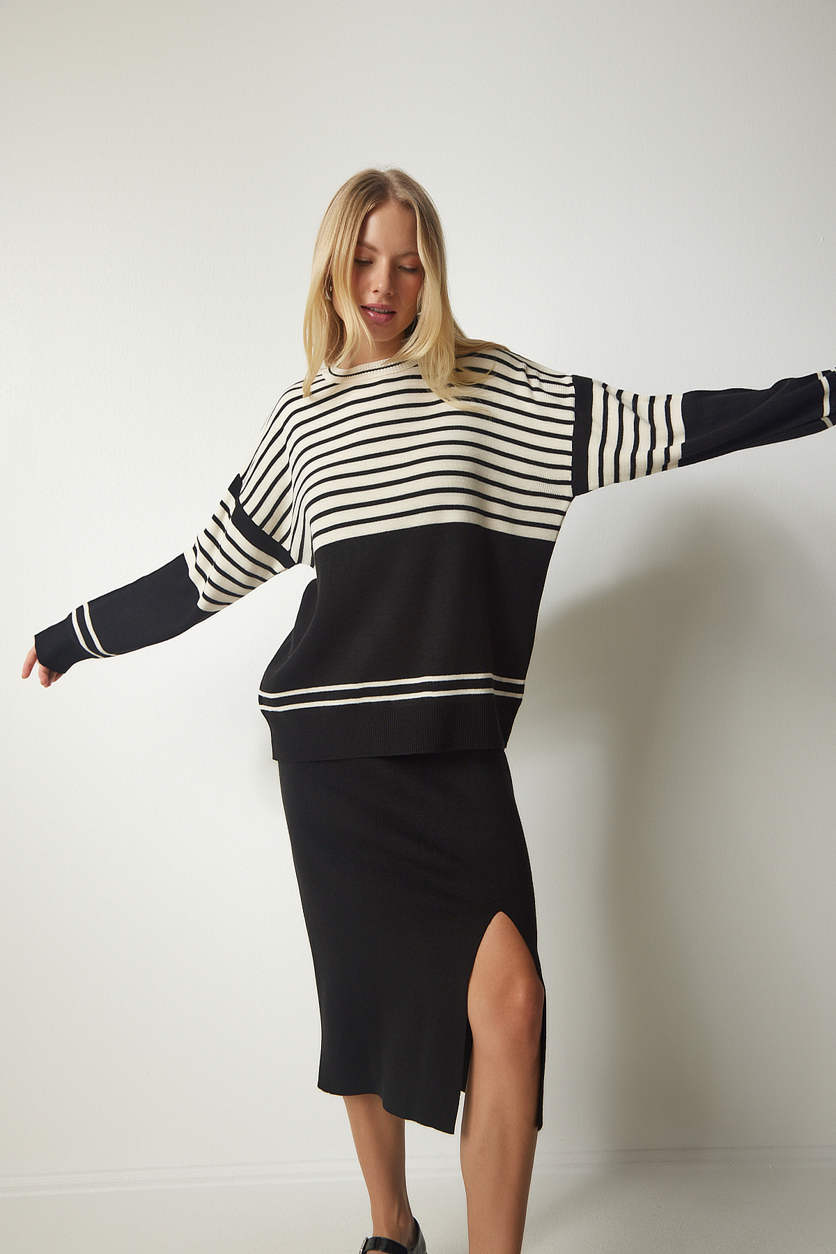 Levně Happiness İstanbul Women's Black Striped Sweater Skirt Knitwear Suit