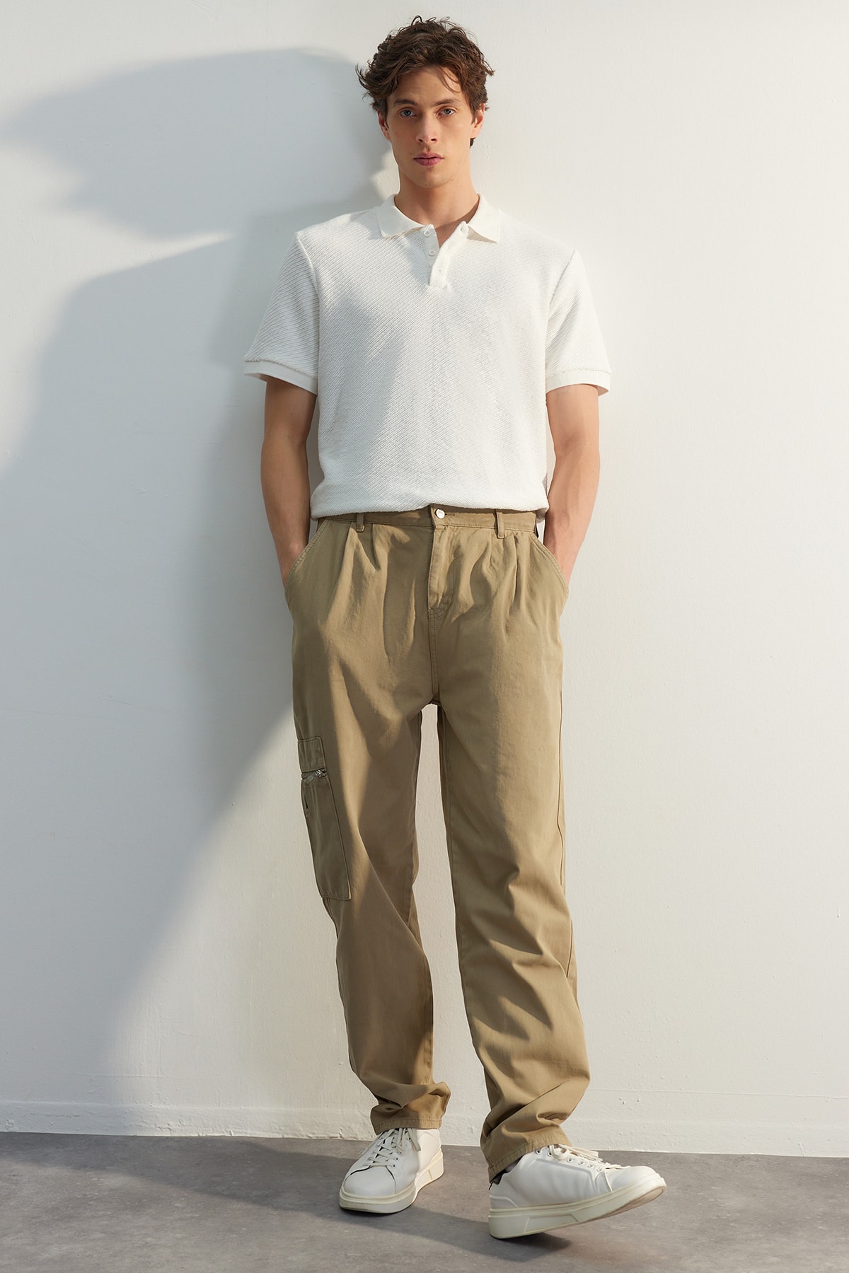 Levně Trendyol Limited Edition Khaki Men's Wide Fit Pleated Trousers
