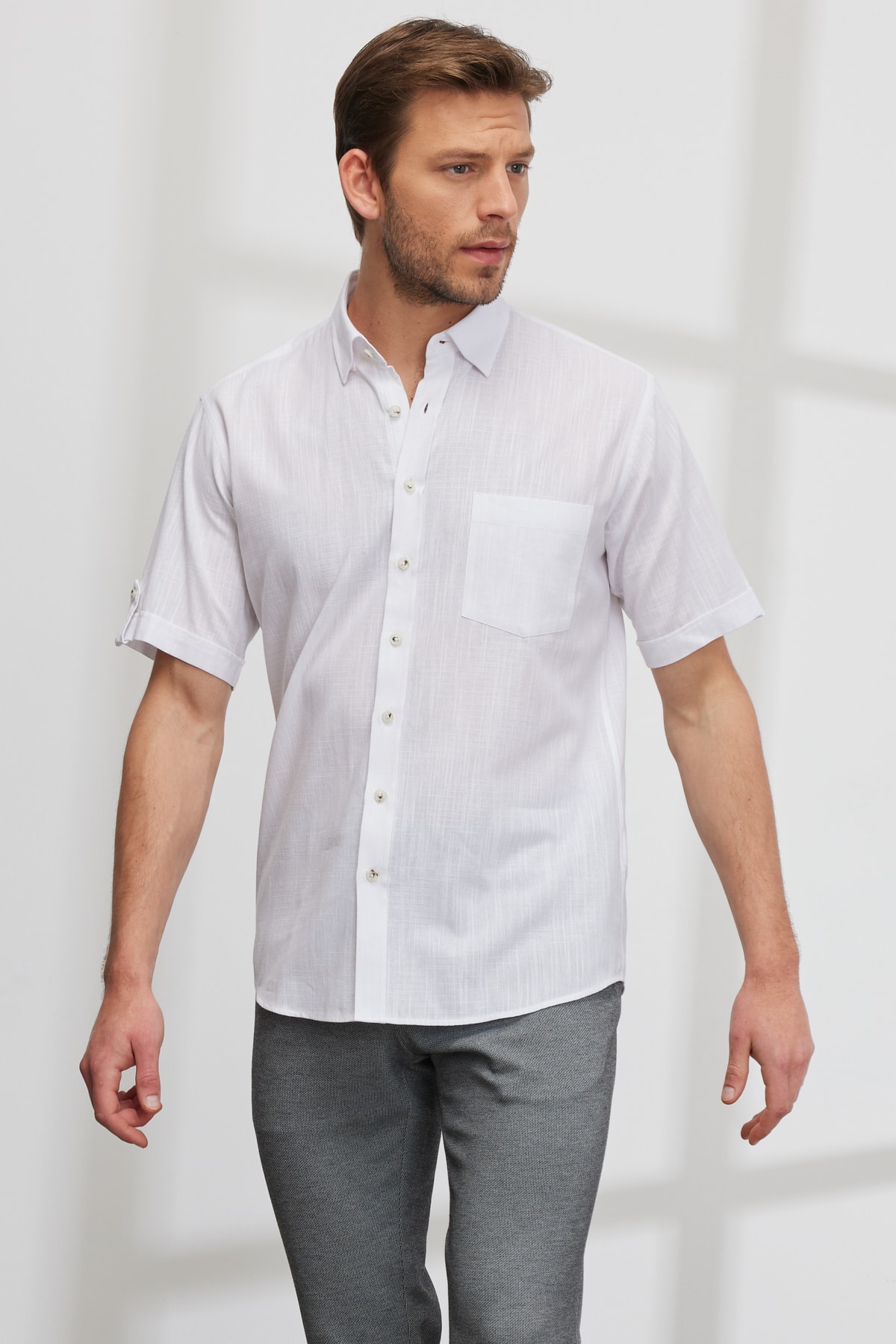 AC&Co / Altınyıldız Classics Men's White Comfort Fit Easy-Cut Collar with Buttons Linen-Looking 100% Cotton Short Sleeve Shirt.