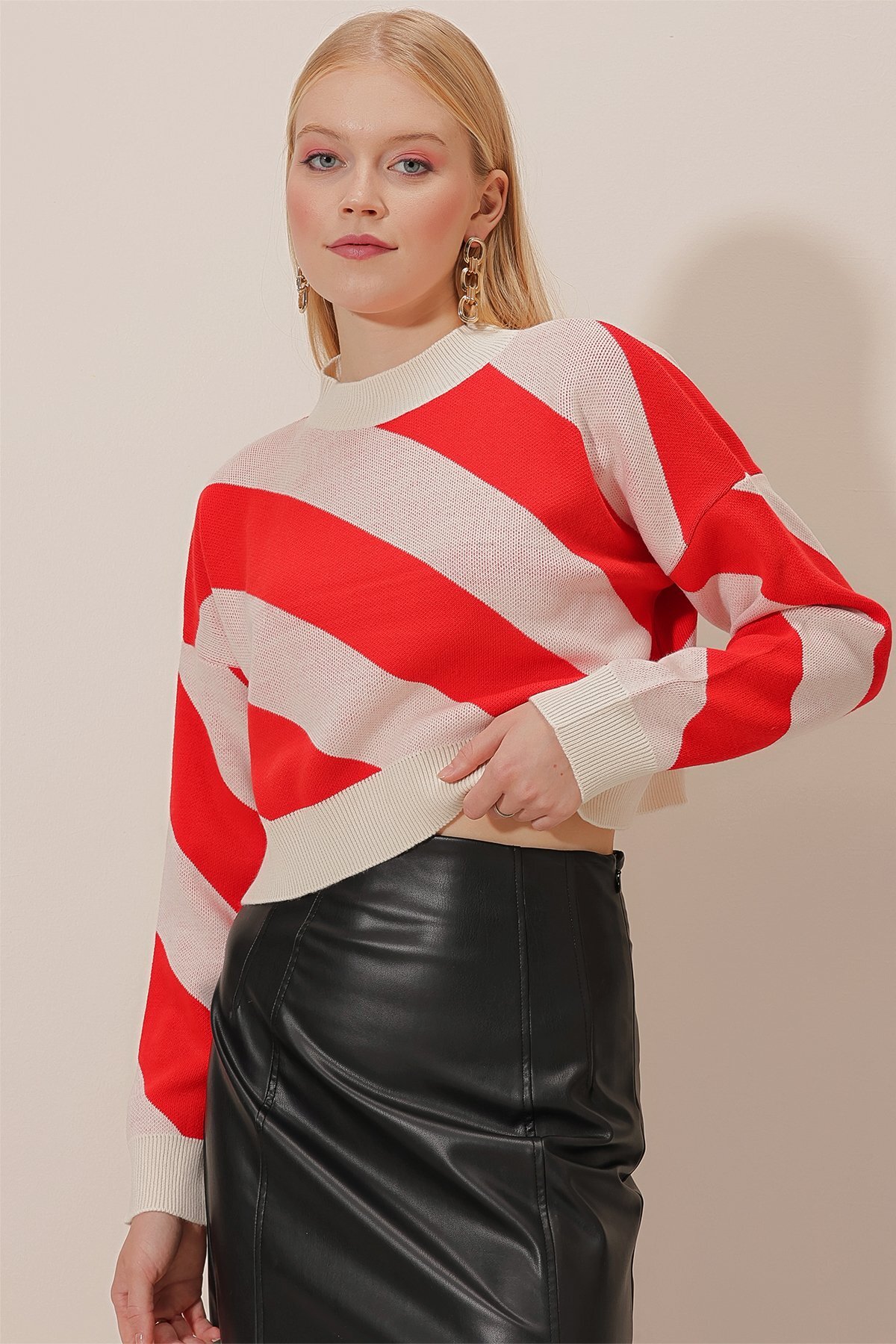 Levně HAKKE Women's Thick Striped Crop Knitwear Sweater
