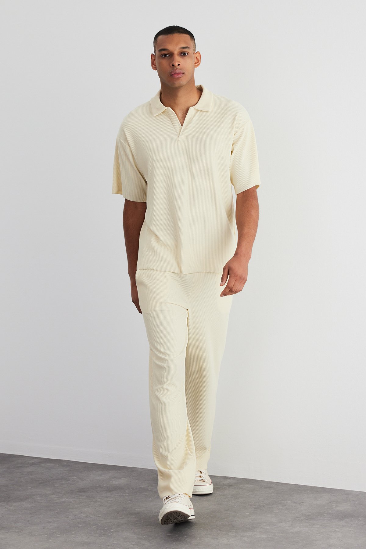 Levně Trendyol Limited Edition Ecru Oversize/Wide Fit Anti-Wrinkle Ottoman Polo Neck T-Shirt