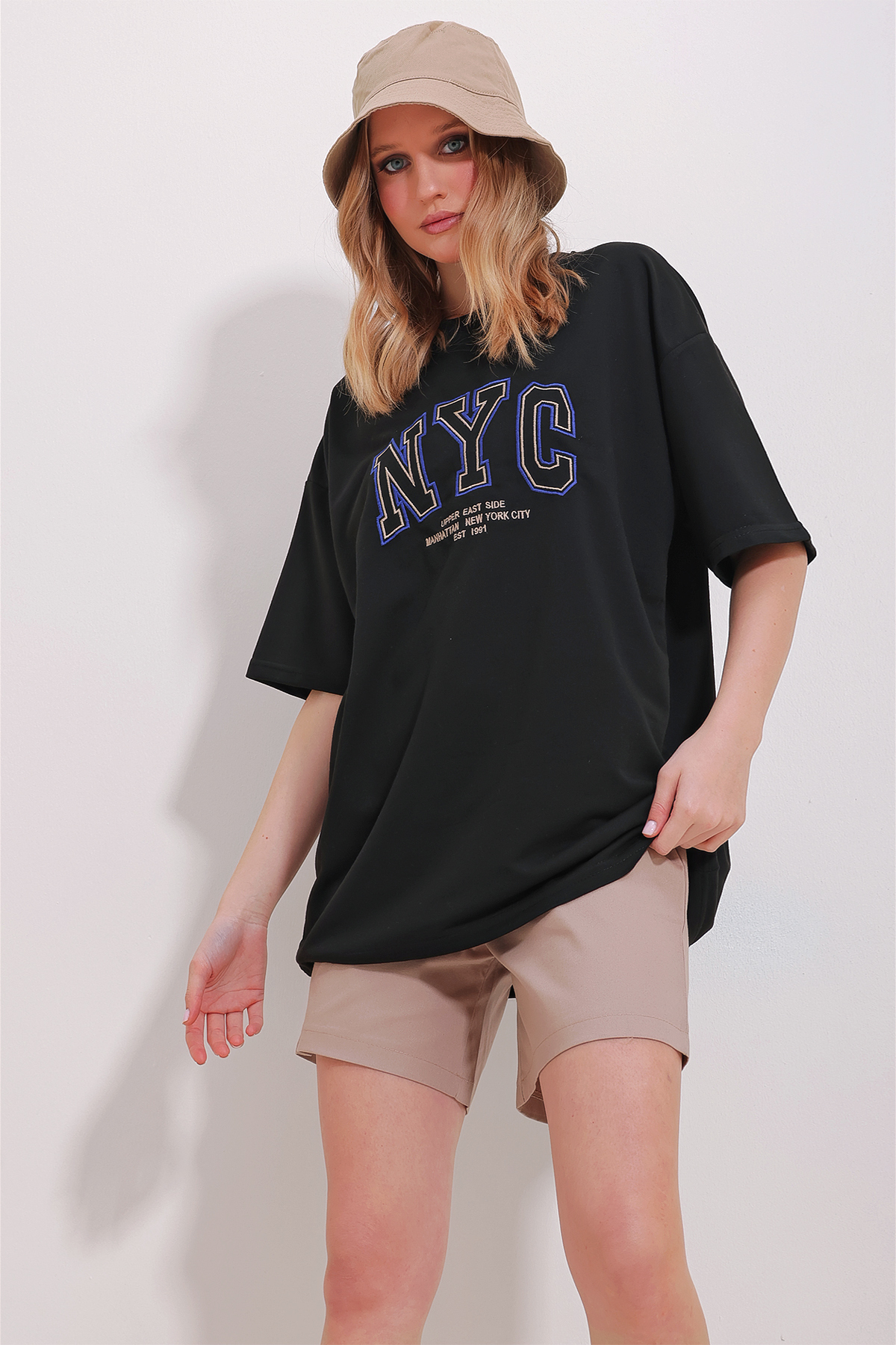 Levně Trend Alaçatı Stili Women's Black Crew Neck Two Thread Embroidered Oversize Unisex T-Shirt