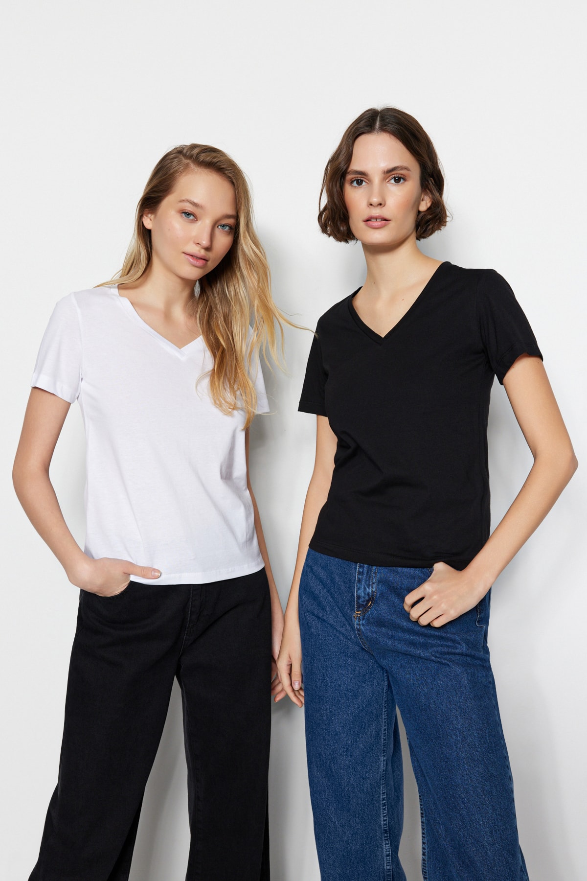 Levně Trendyol Black and White 100% Cotton 2-Pack Basic V-Neck Knitted T-Shirt