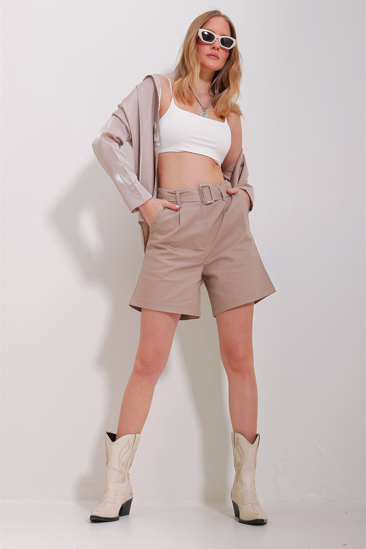 Levně Trend Alaçatı Stili Women's Beige Double Pocket Waist Belted Gabardine Shorts