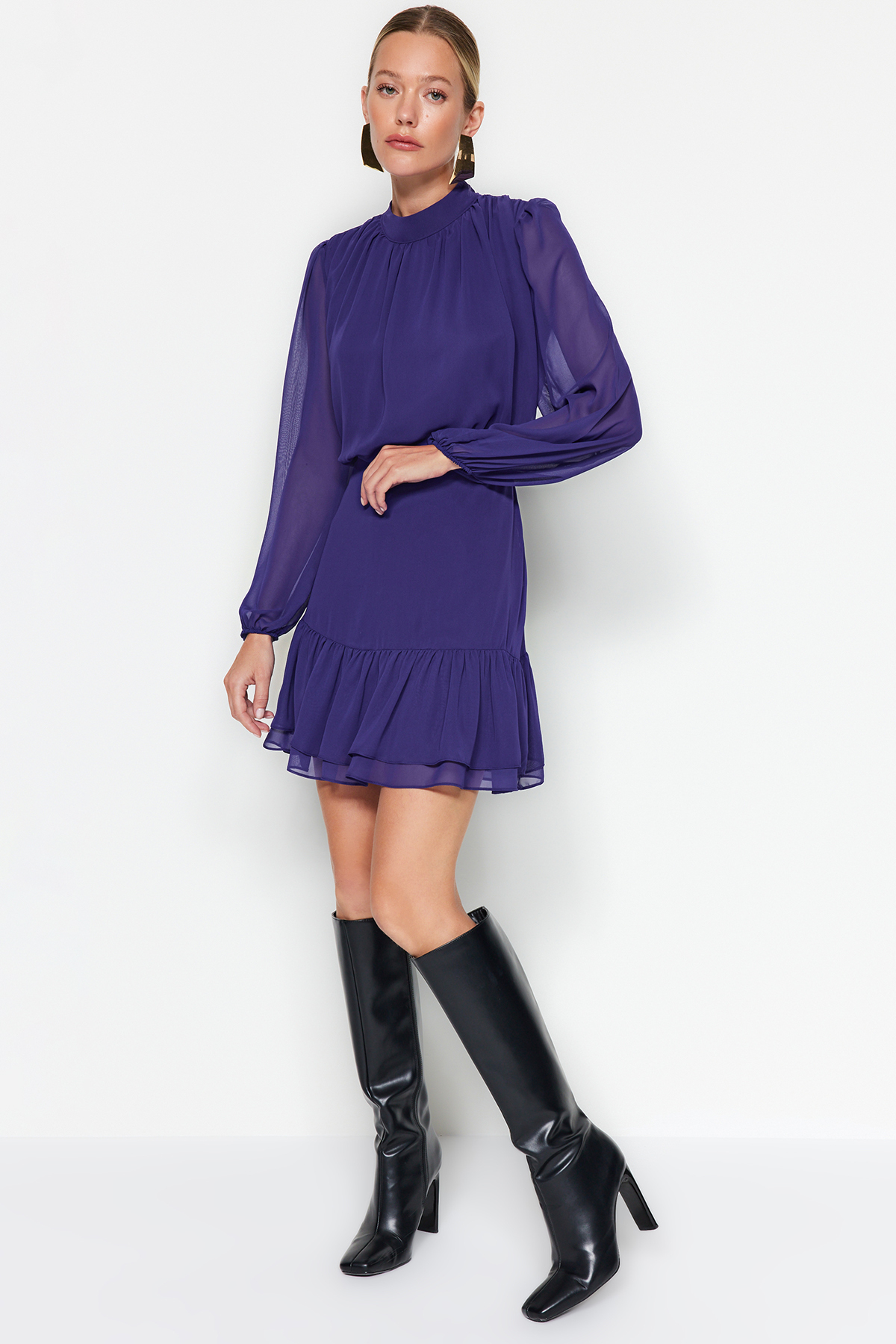 Trendyol mini šifónovo tkané šaty s fialovou volánovou sukňou