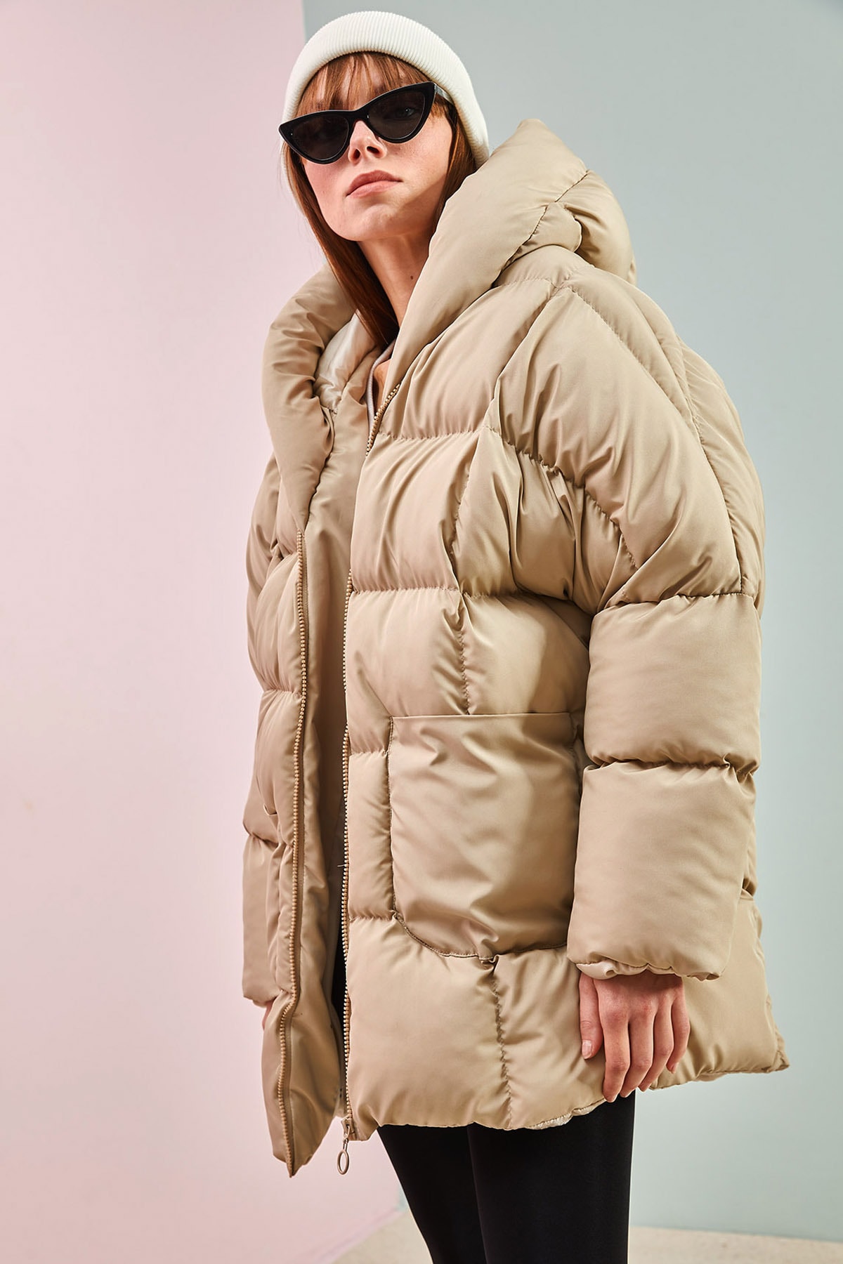 Bianco Lucci Dámsky béžový oversized nafúknutý kabát s veľkými dvojitými vreckami.