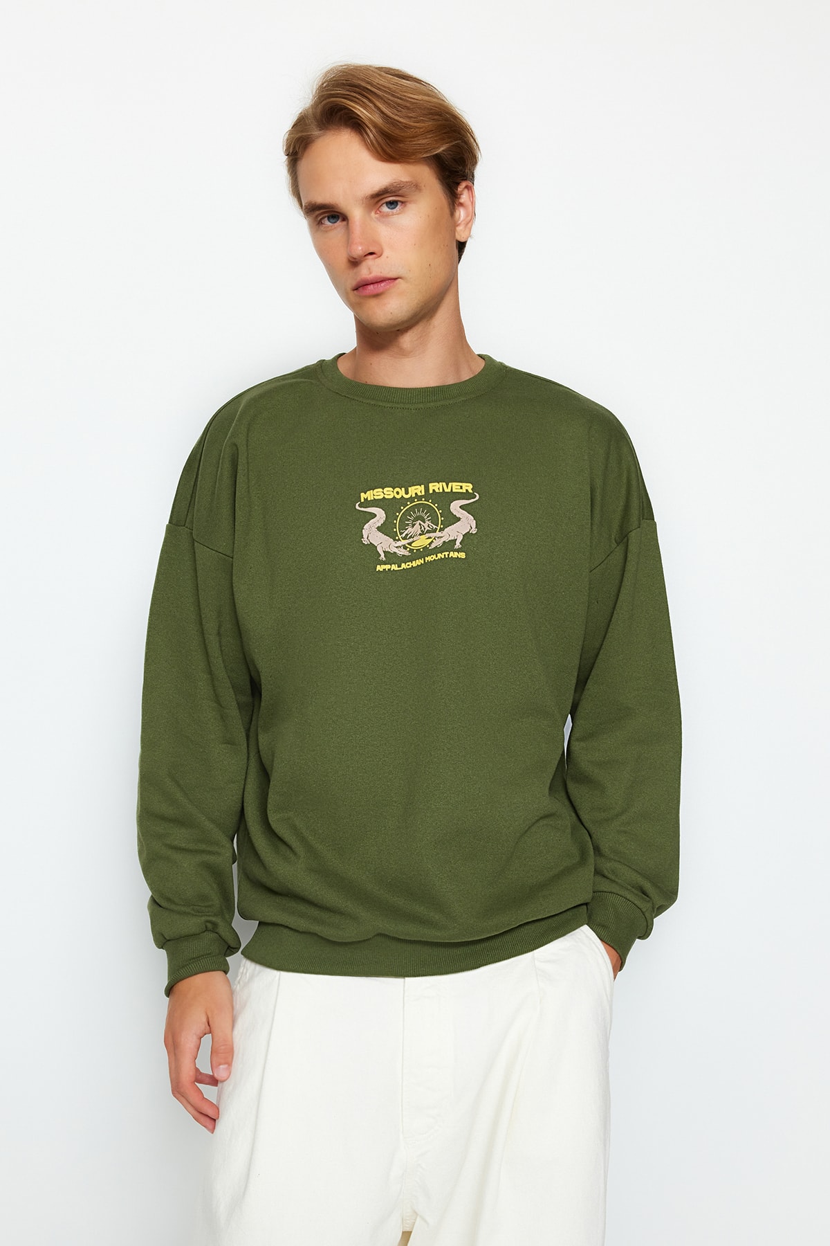 Levně Trendyol Khaki Oversize/Wide-Fit Animal Print Fleece Inside Sweatshirt