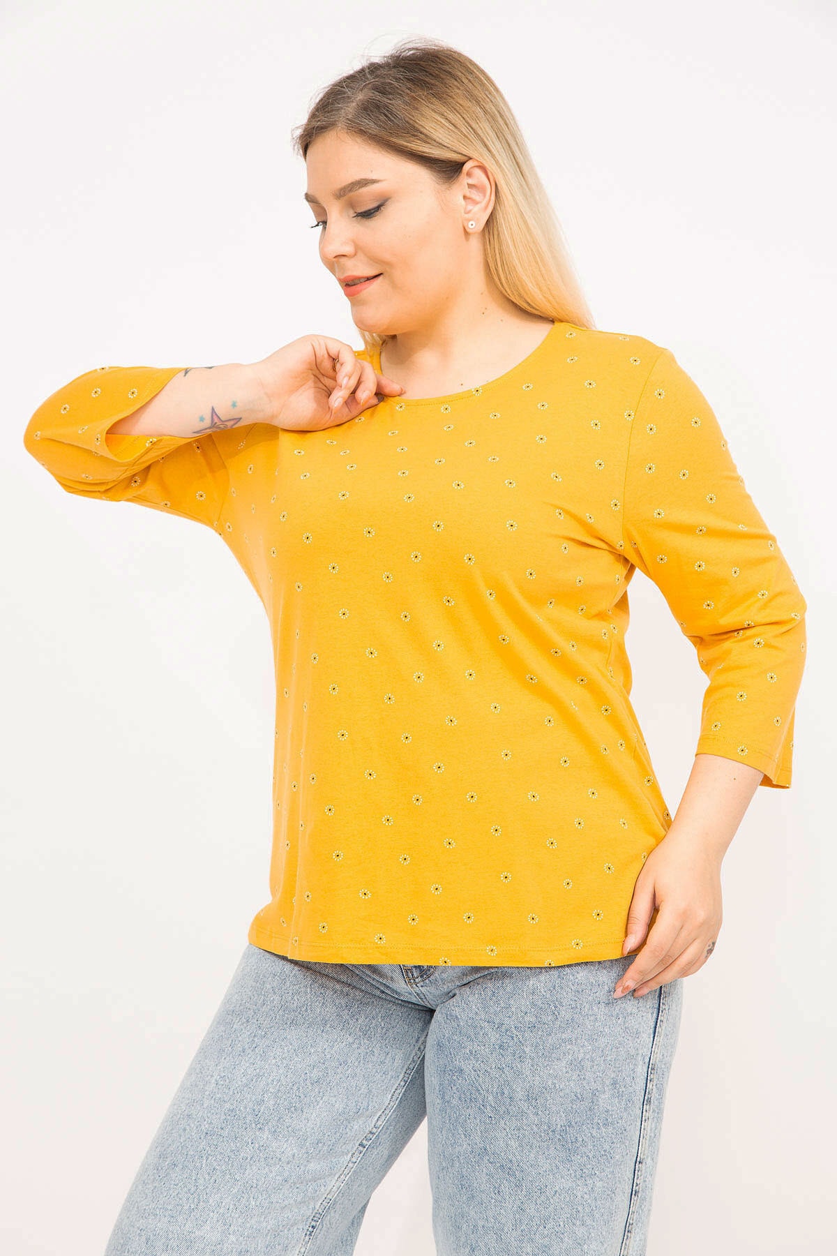Levně Şans Women's Yellow Plus Size Cotton Fabric Blouse with Ornamental Buttons and Capri Sleeves at the Back