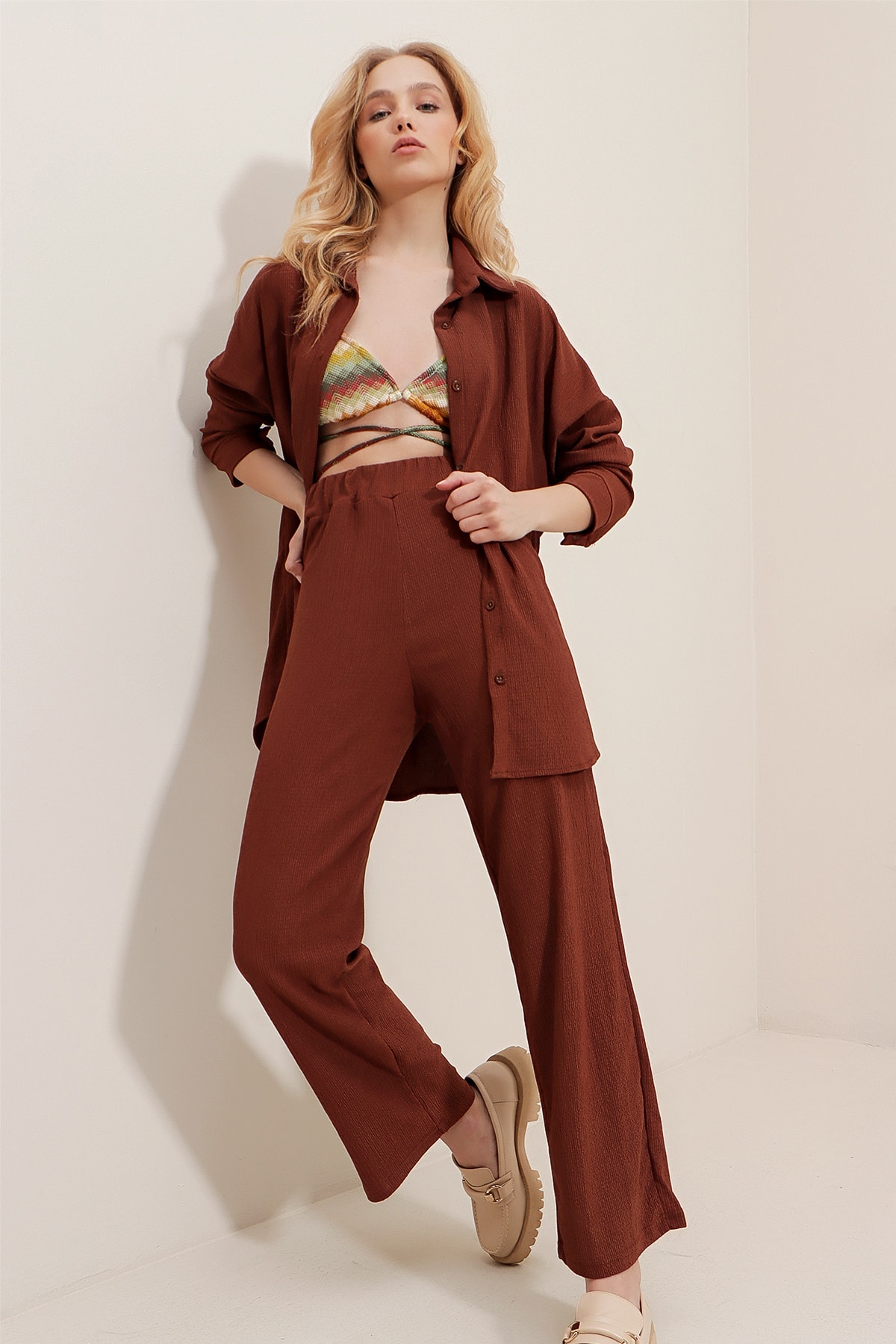 Levně Trend Alaçatı Stili Women's Brown Crinkle With Buttons Shirt And Comfortable Cut Out Crinkle Trousers Double Suit