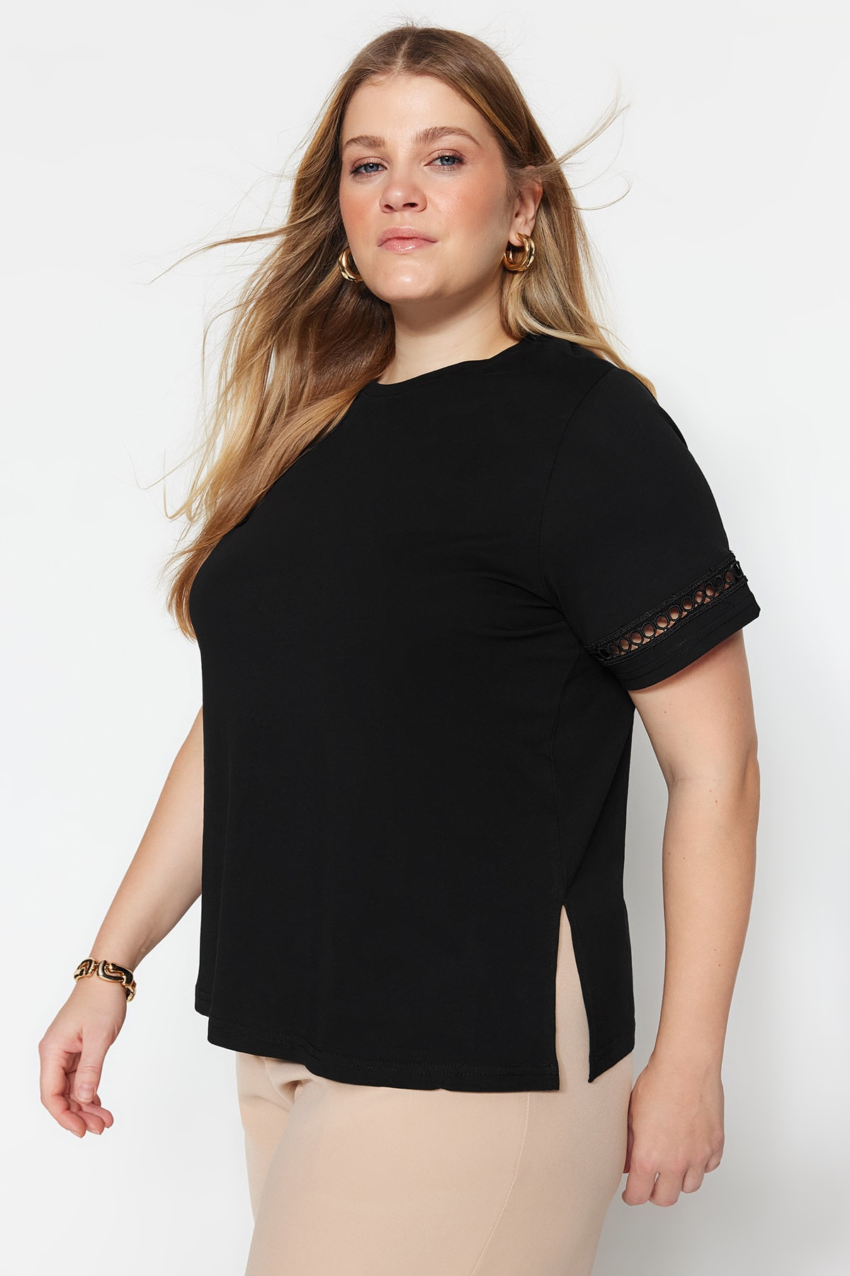 Levně Trendyol Curve Black Crew Neck Lace Detailed Knitted T-Shirt