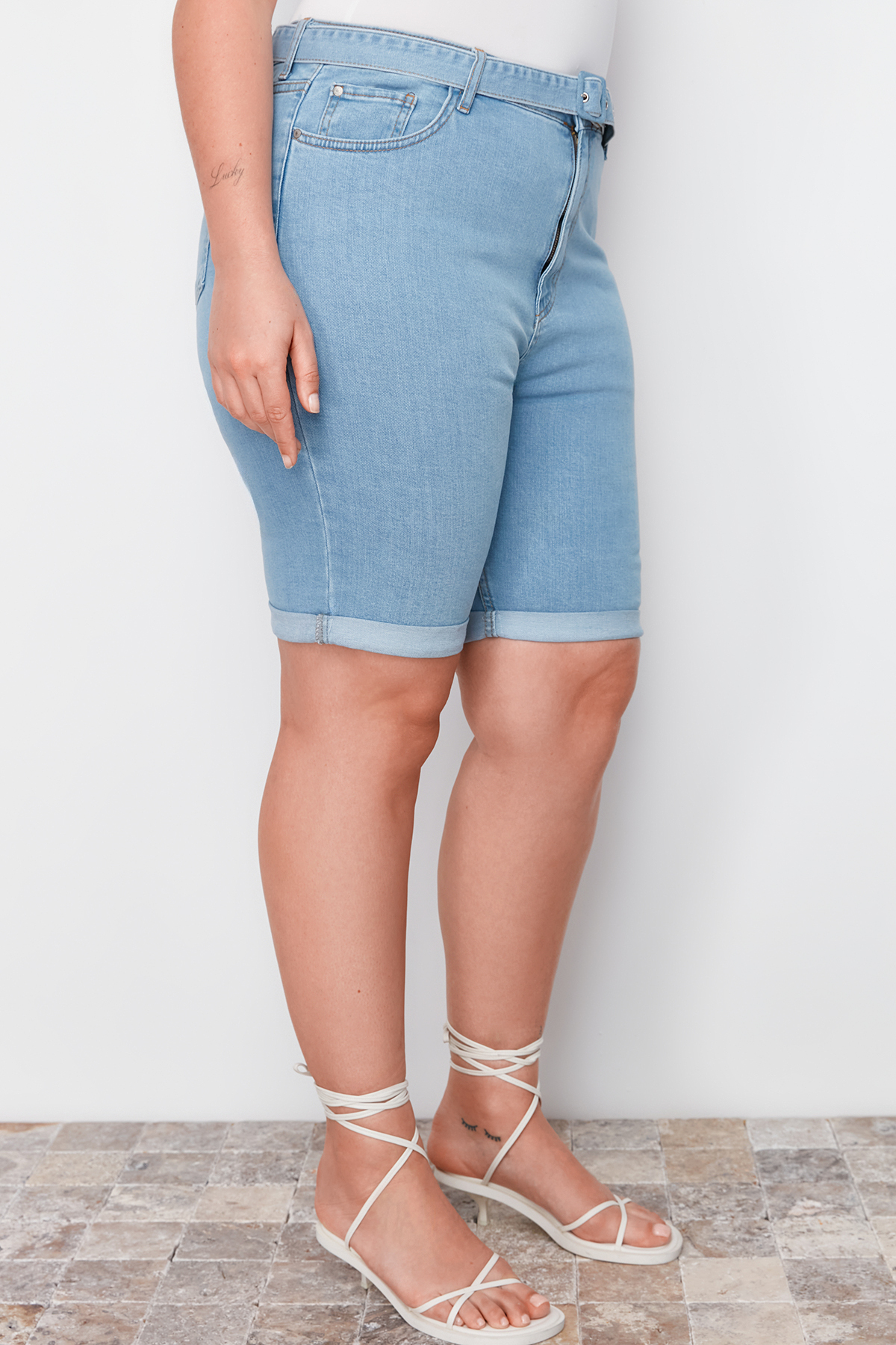 Trendyol Curve Light Blue Belted Flexible Skinny Denim Shorts