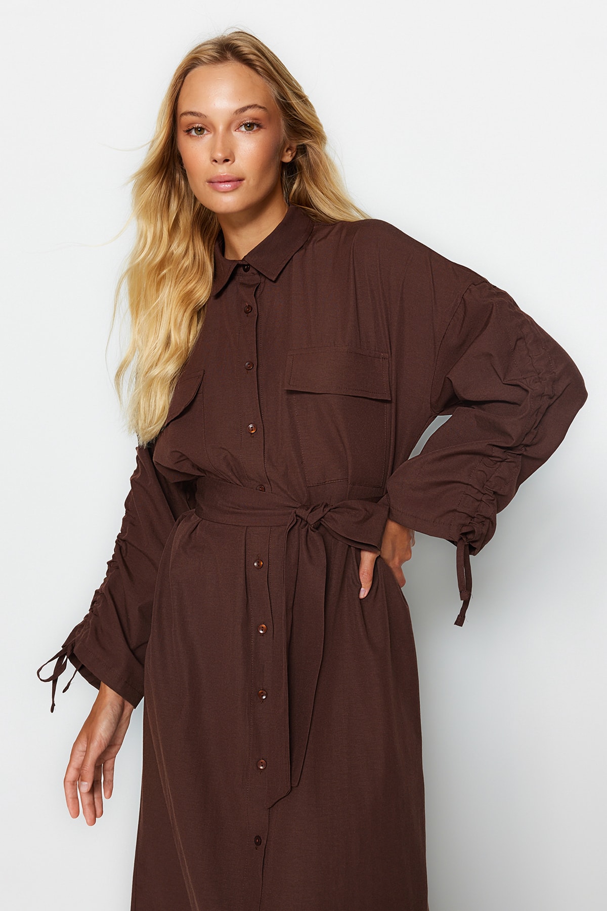 Mâneci detaliate reglabile Trendyol cu curea maro, rochie cămașă țesută din bumbac