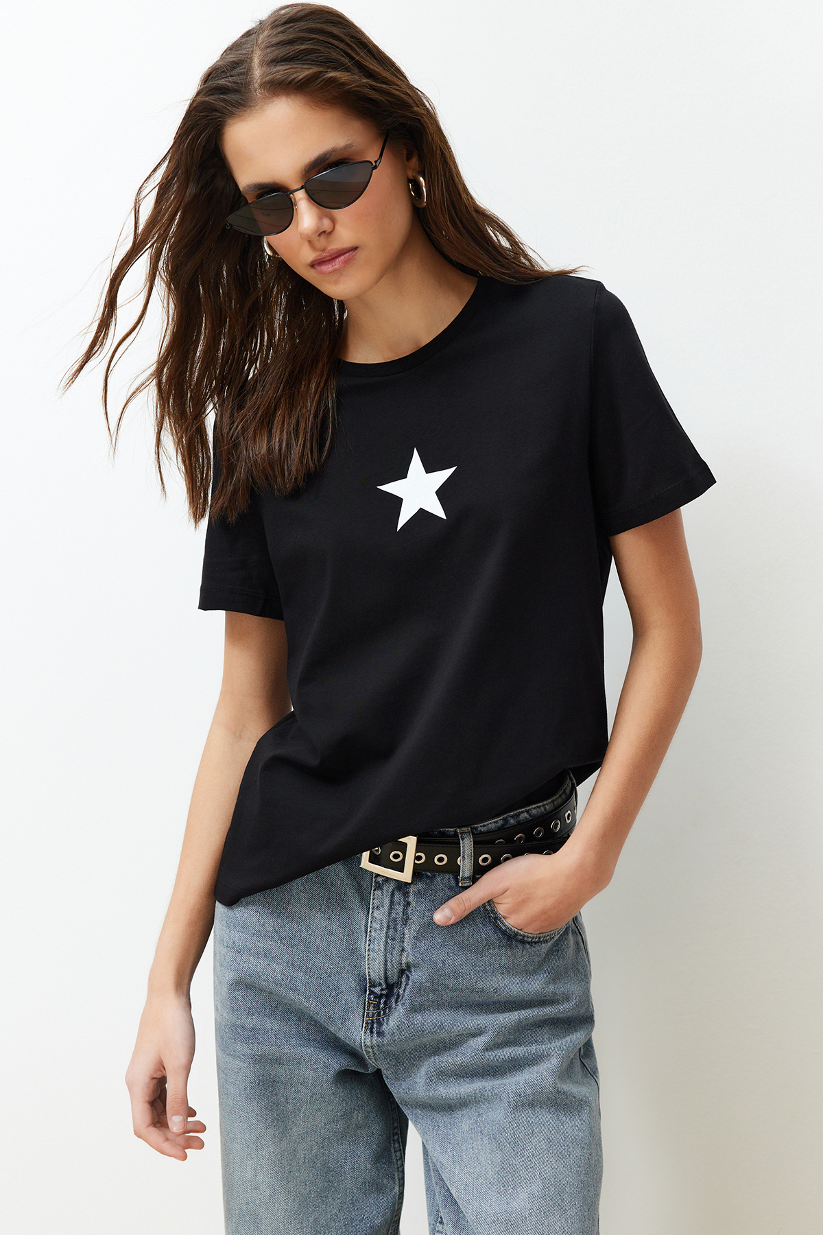 Levně Trendyol Black 100% Cotton Star Printed Regular/Regular Fit Crew Neck Knitted T-Shirt