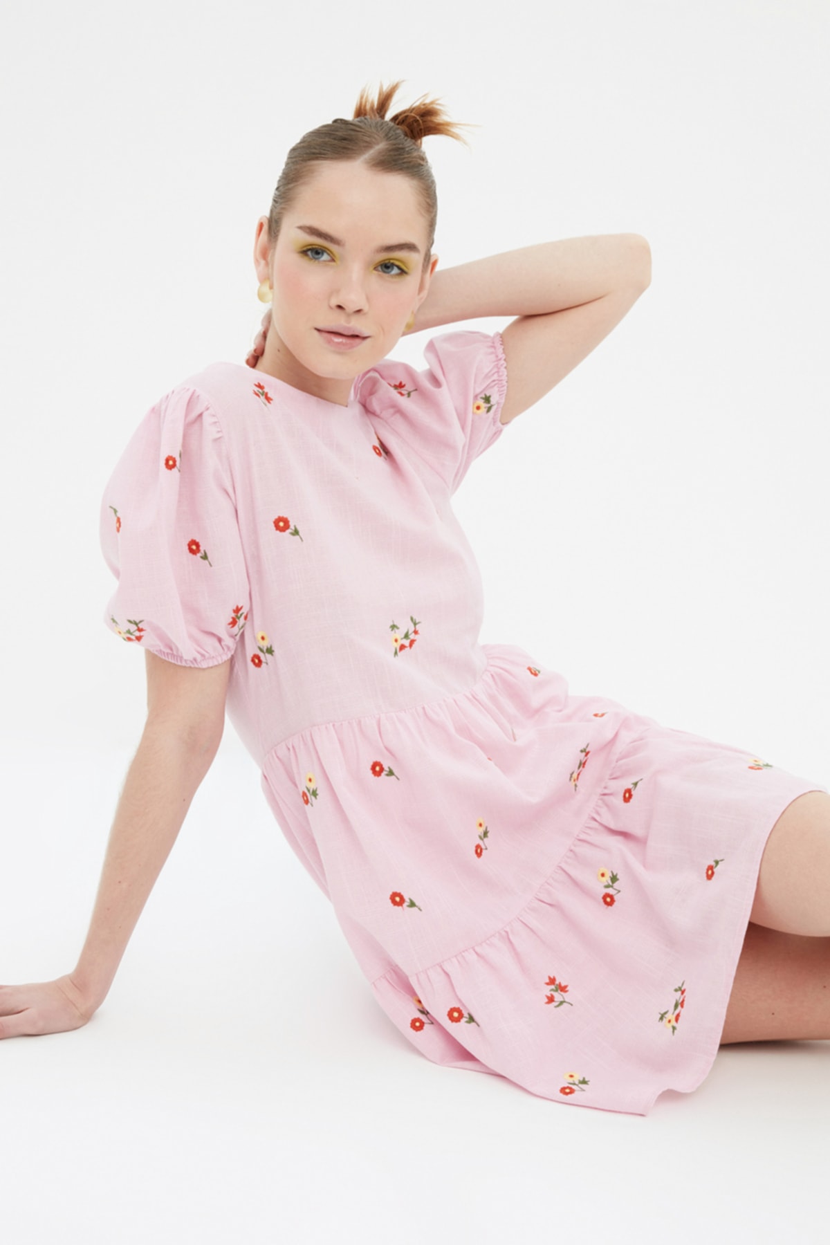 Levně Růžové dámské vzorované krátké šaty Trendyol - Dámské