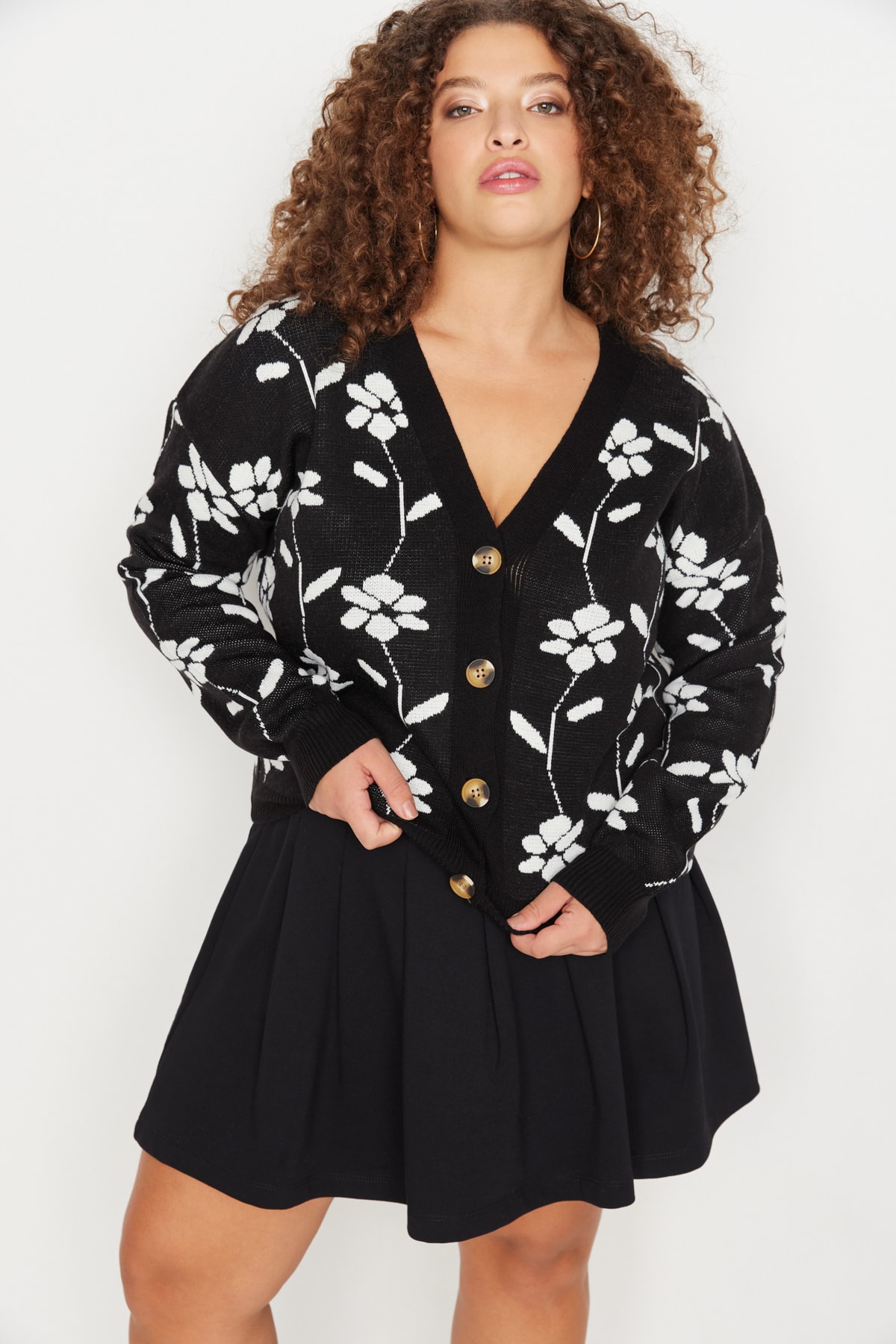 Levně Trendyol Curve Black Floral Patterned Knitwear Cardigan