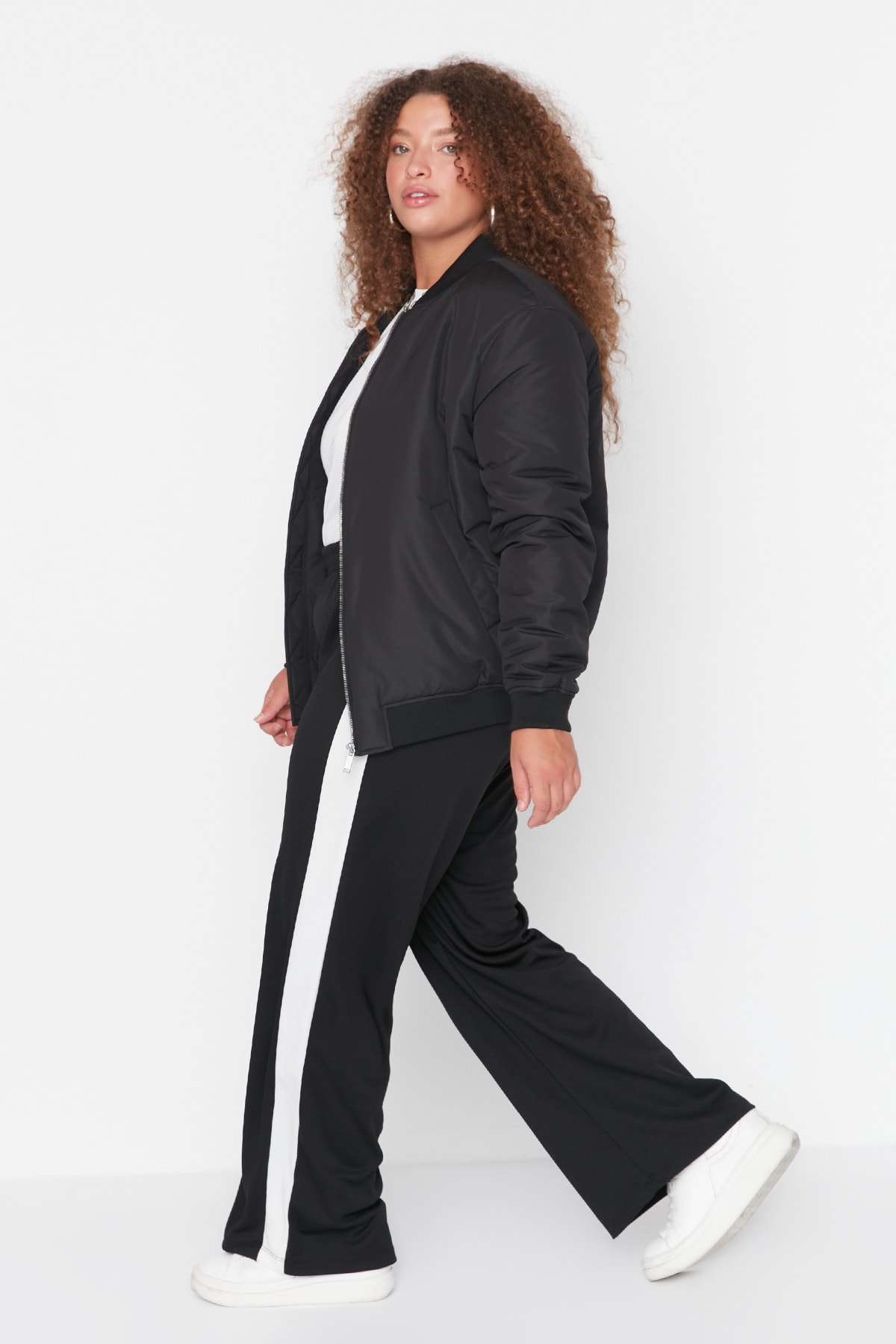 Trendyol Curve Čierne pletené nohavice s elastickým pásikom v páse Detailne prepracovaná široká noha.