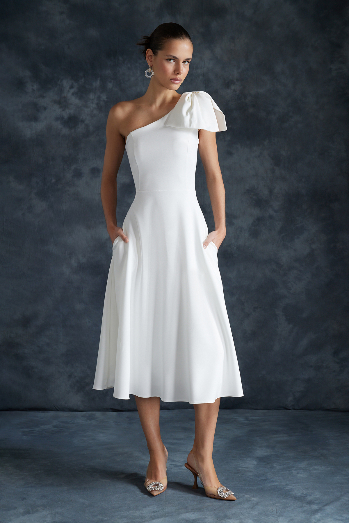 Trendyol Svatební Bílé Šaty s Mašlí Detailními Elegantními Večerními Šaty
