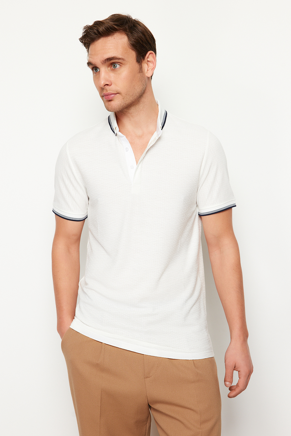 Levně Trendyol White Regular/Normal Fit Color Block Textured Polo Neck T-shirt
