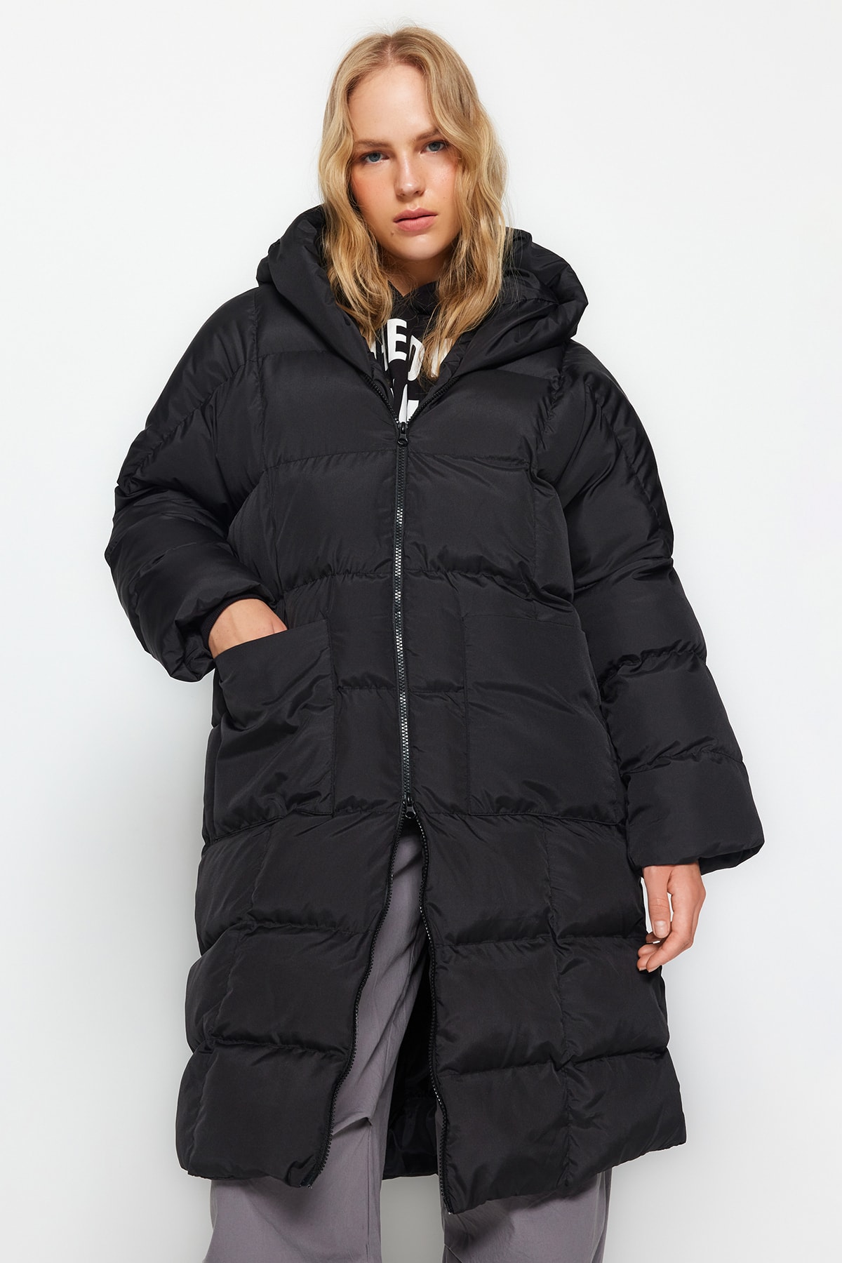 Levně Trendyol Black Oversize vodoodpudivý dlouhý péřový kabát s kapucí