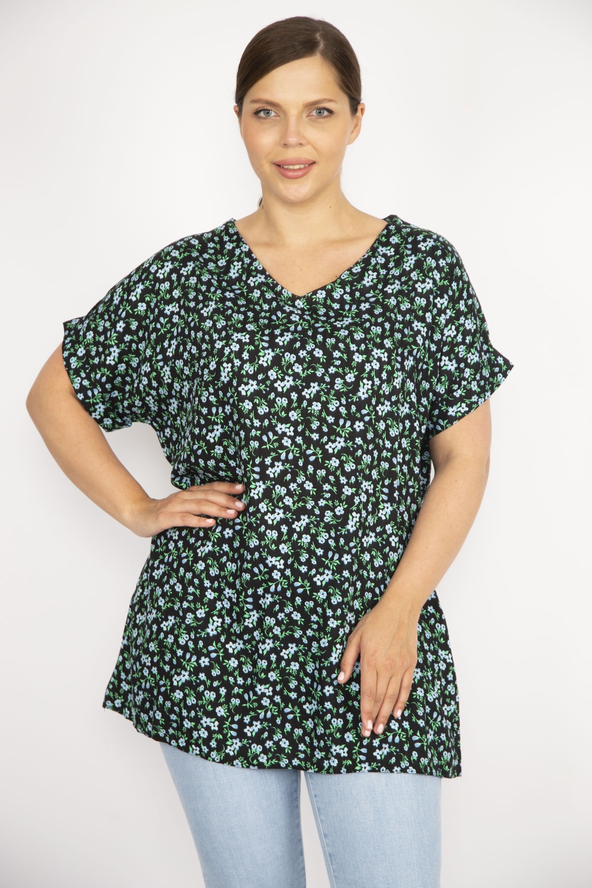 Levně Şans Women's Green Plus Size Woven Viscose Fabric Floral Pattern Side Pockets Double Sleeve Blouse