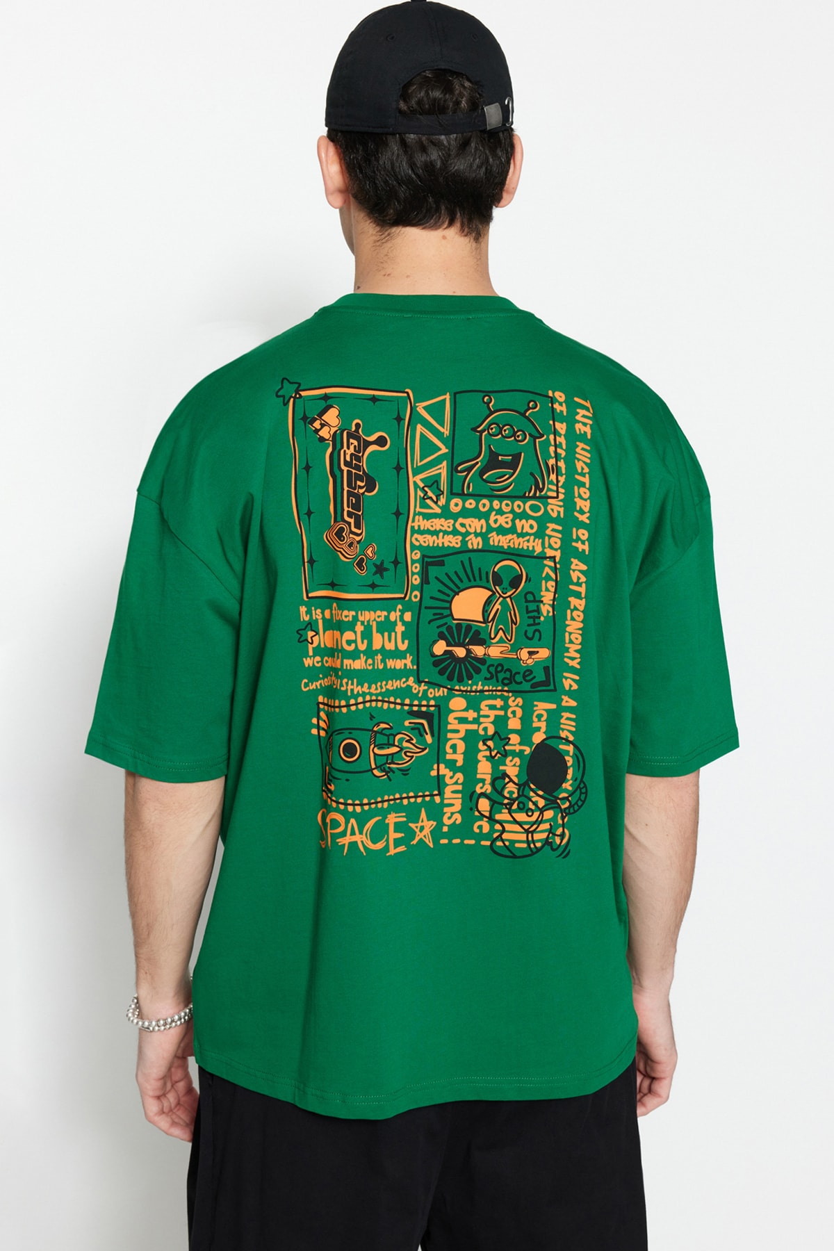 Levně Trendyol Green Oversize/Wide-Fit 100% Cotton Back Printed Short Sleeve T-Shirt