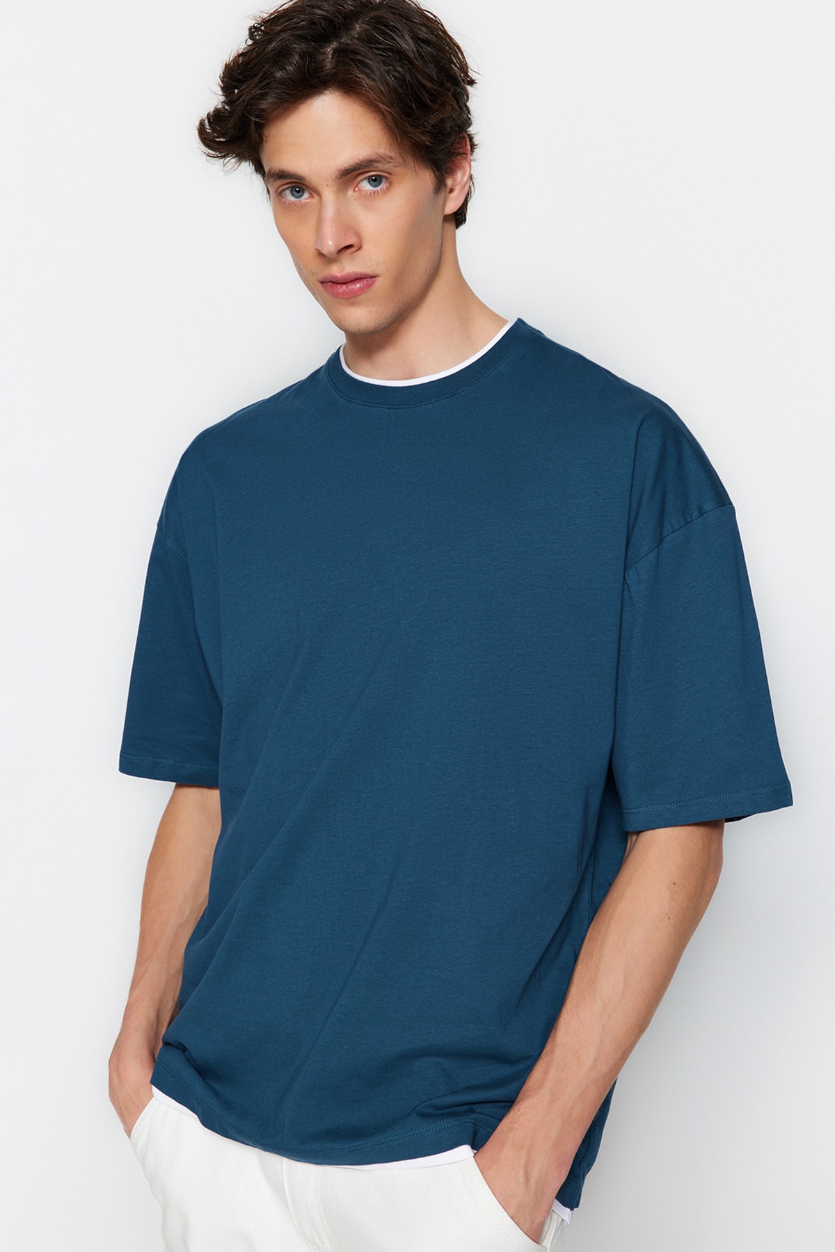 Levně Trendyol Oversize/Wide Cut Short Sleeve Basic 1 Cotton T-Shirt with Contrast Piece Detail