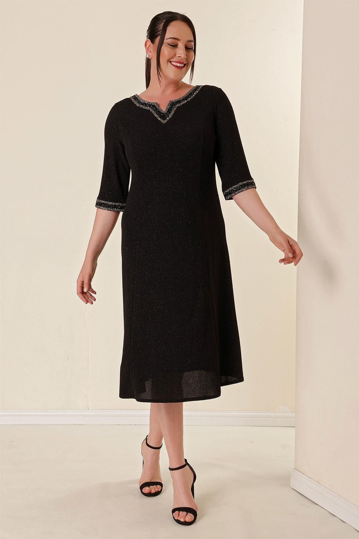 Autor: Saygı Stone detailne podšité strieborné šaty plus veľkosti. Čierny.
