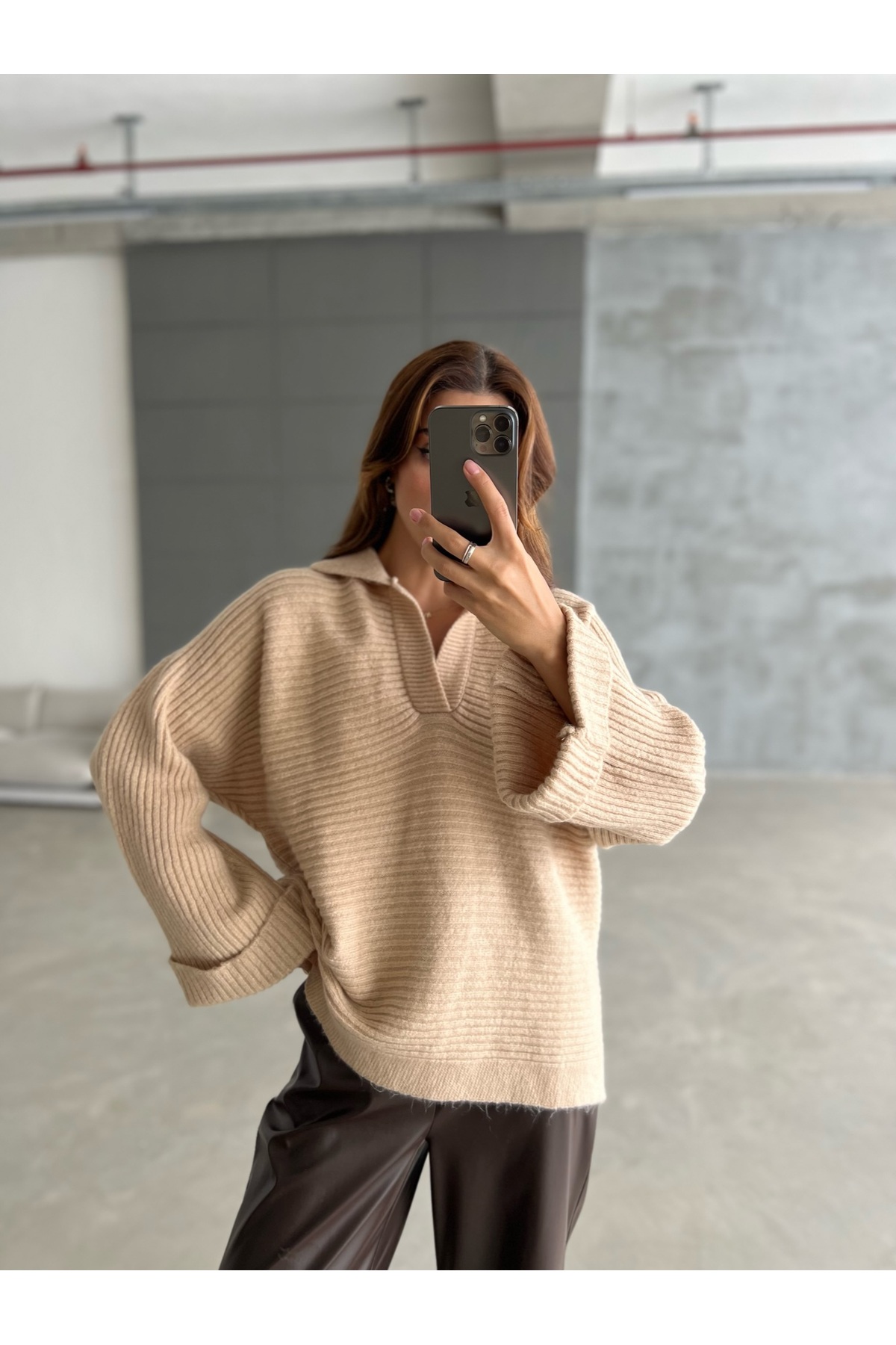 Levně Laluvia Beige Self-Sleeve Plaid Sweater