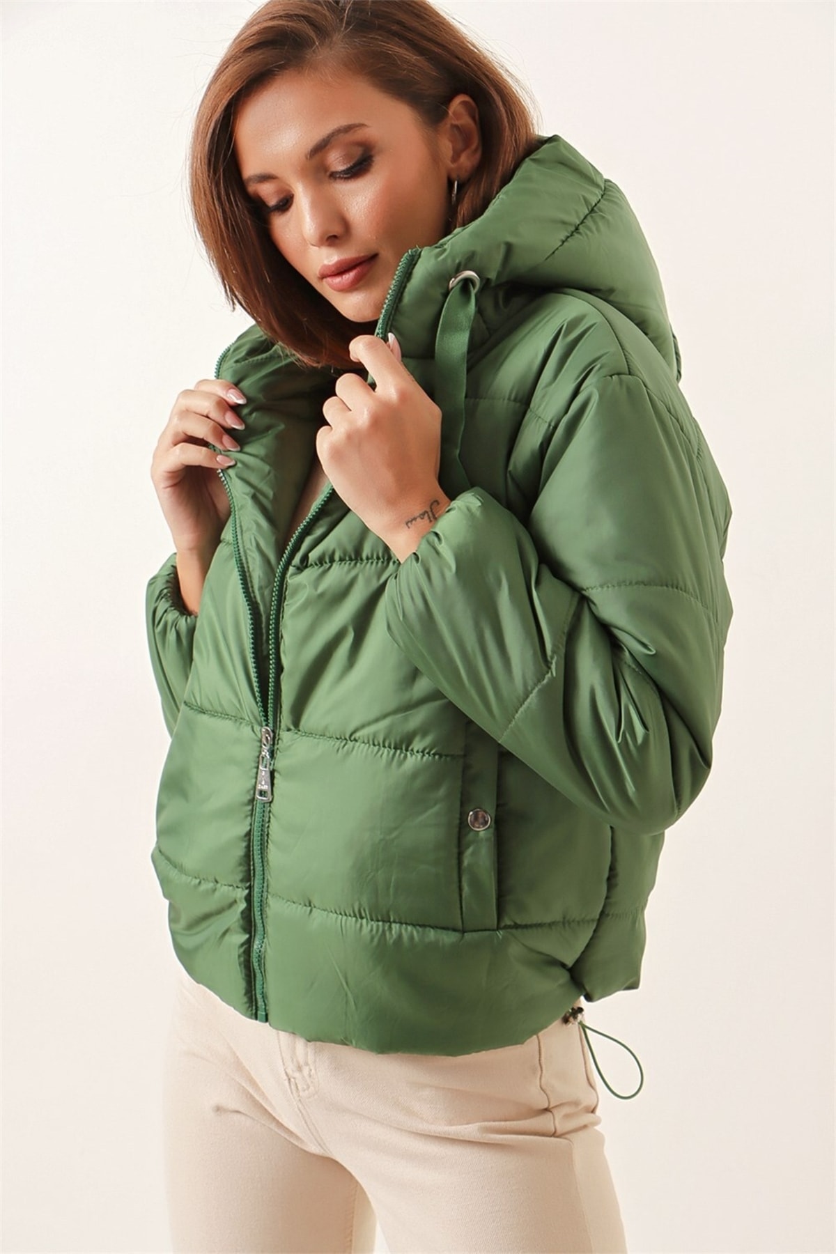 Levně By Saygı Elastická kapsa v pase s kapucí s podšívkou Péřový kabát tmavě zelený