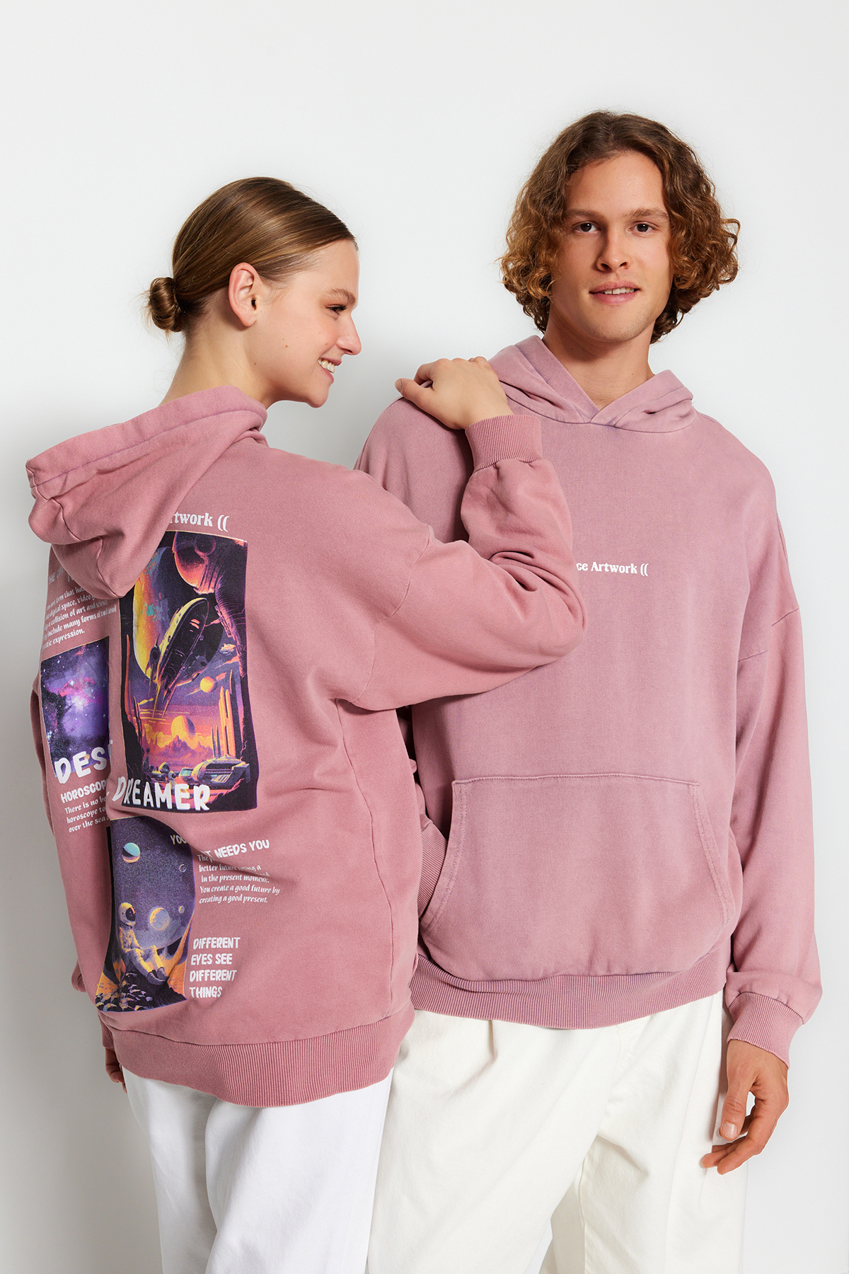 Levně Trendyol Dried Rose Unisex Oversize/Wide Cut Pale Effect 100% Cotton Space Print Sweatshirt