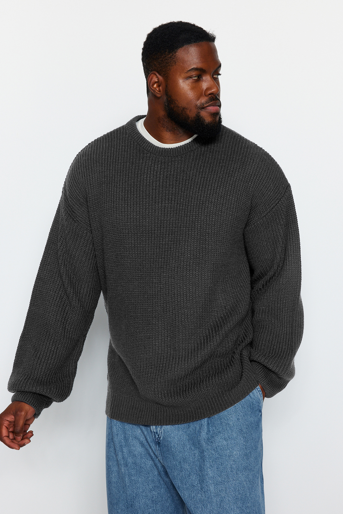 Levně Trendyol Anthracite Plus Size Men's Oversize Fit Wide Fit Crew Neck Basic Knitwear Sweater