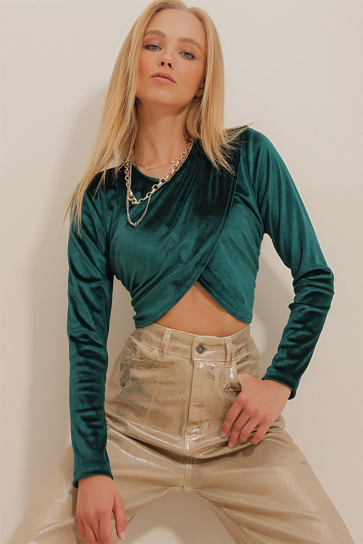 Levně Trend Alaçatı Stili Women's Green Crew Neck Wrapped Velvet Crop Top Shirt