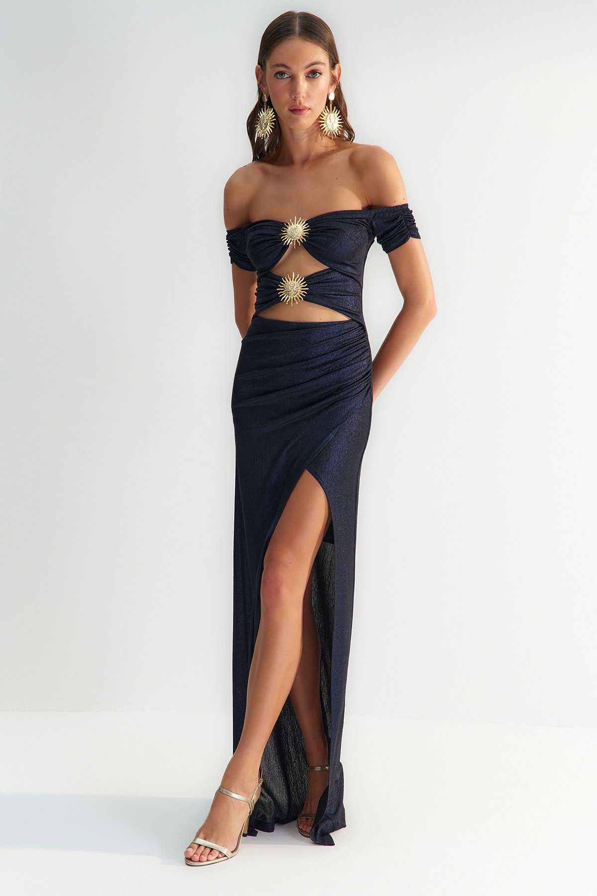 Levně Trendyol X Zeynep Tosun Navy Blue Evening Dress &; Prom Dress with Accessory Detail