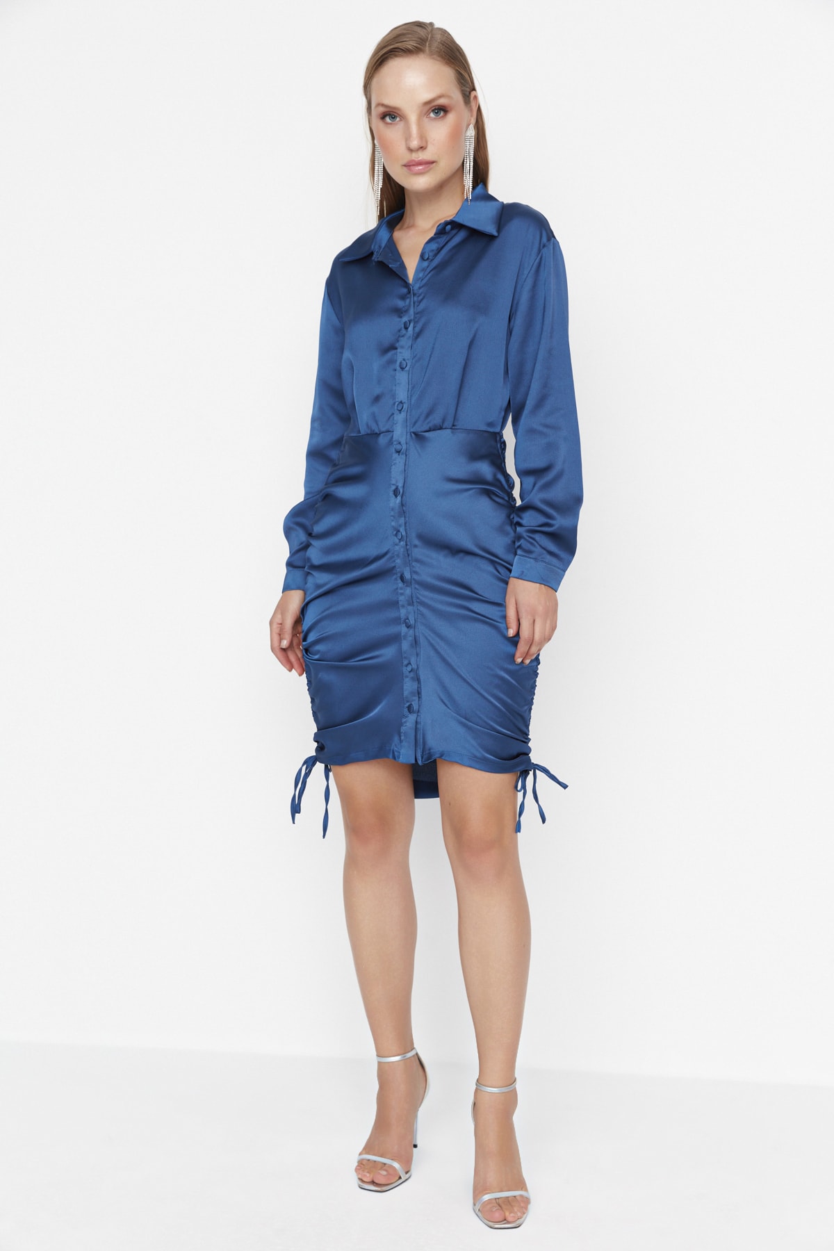 Cămașă Trendyol Indigo din satin și rochie de seară elegantă